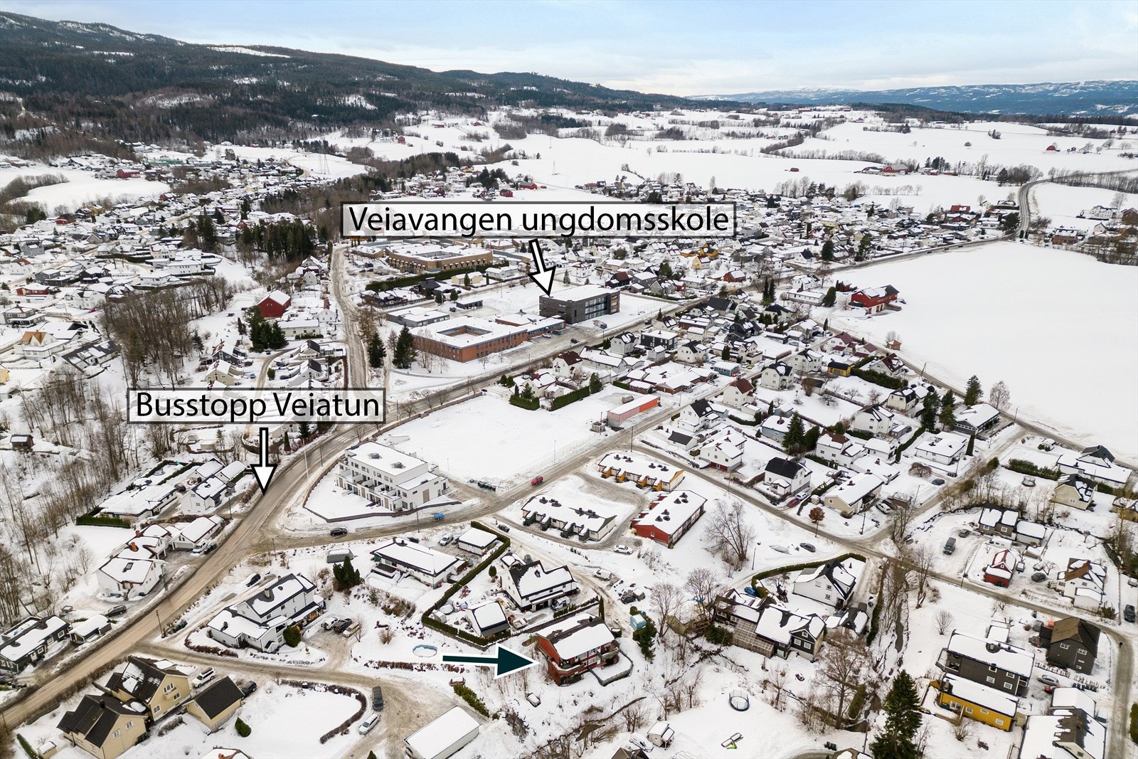 Ca 4 minutters gangavstand til Veiavangen ungdomsskole. Busstopp rett oppi gata Galleribilde