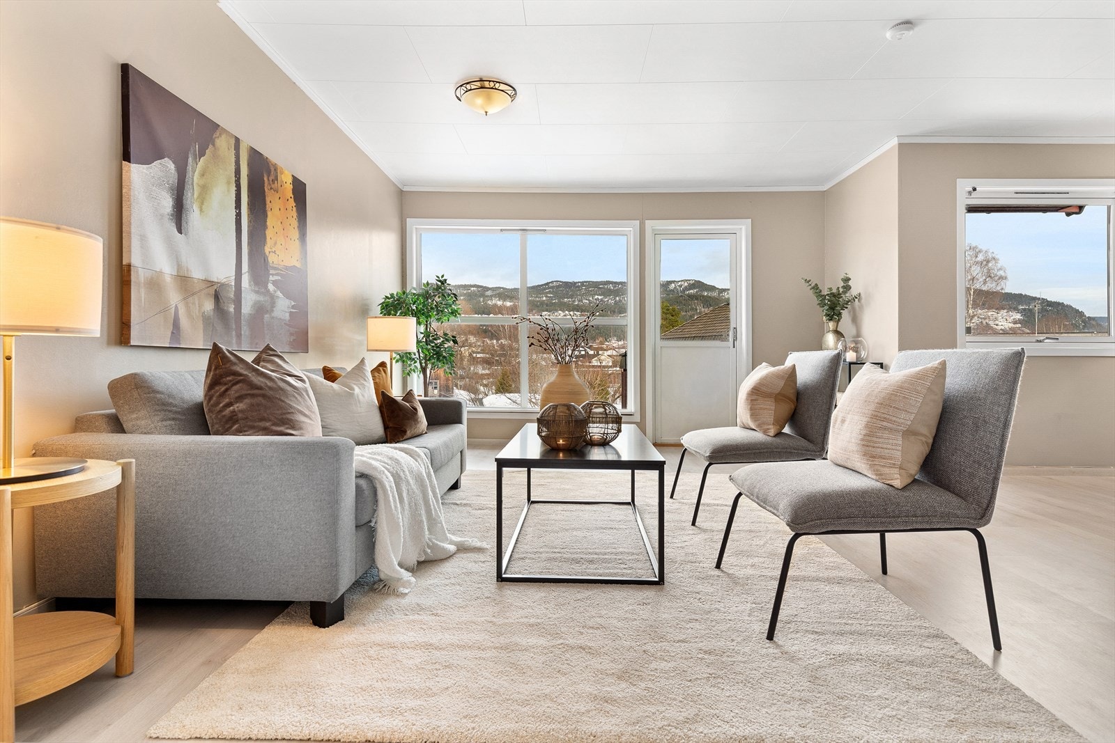 Stuen er meget romslig med god plass for sofagruppe med tilhørende møblement Galleribilde