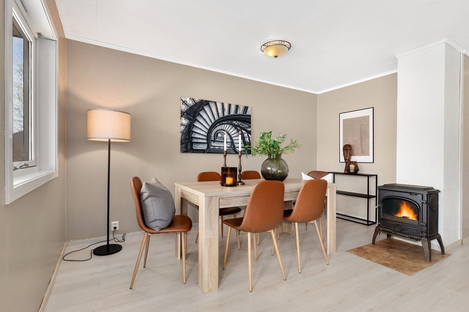 Det er etablert en peisovn i stuen. Denne har ikke vært i bruk i selgers eiertid og må meldes inn til brann- og feiervesenet før den tas i bruk av ny eier Galleribilde