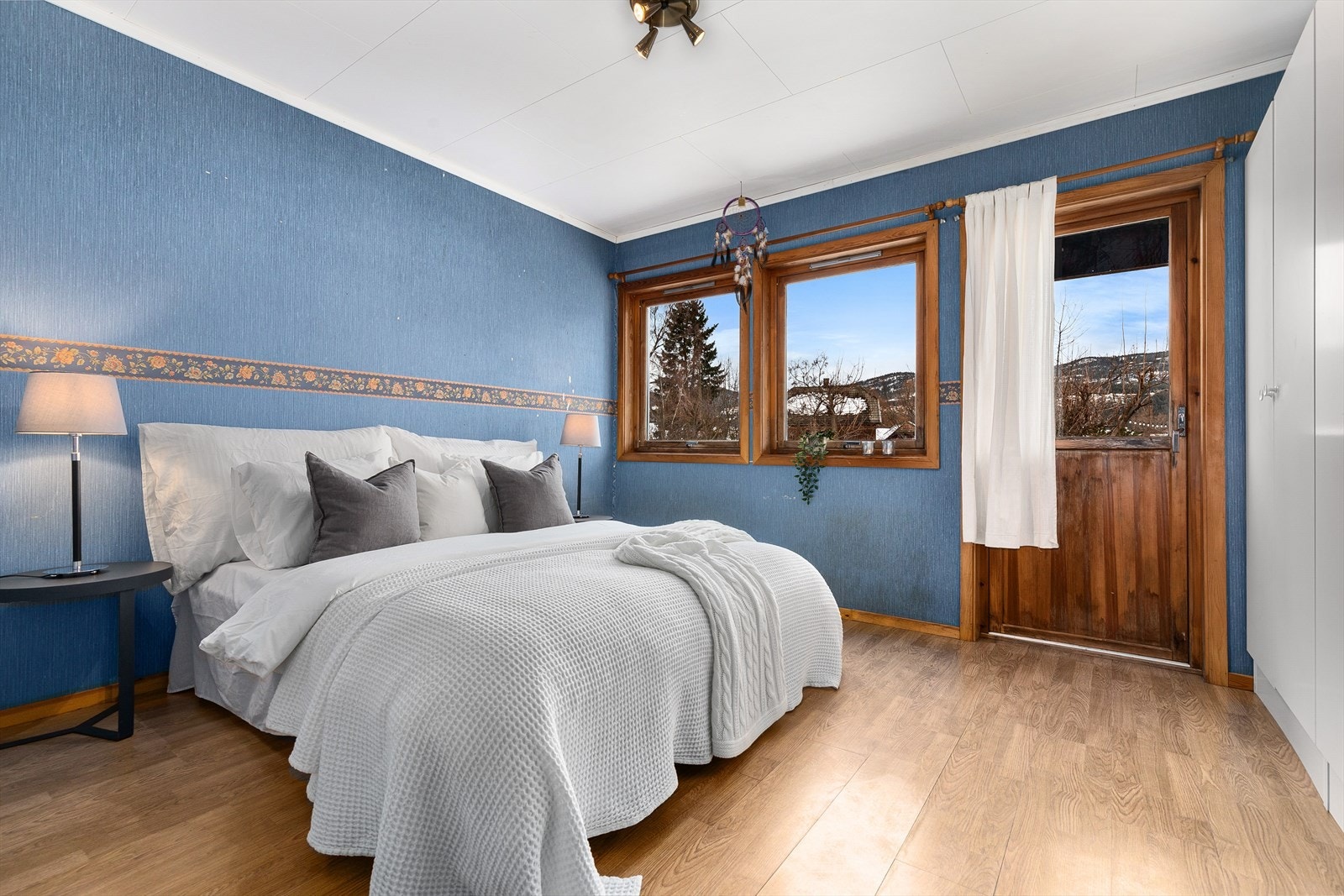 Boligen har totalt 2 soverom men det er mulig å opprette et soverom nr 3. Soverom 1 er romslig med god plass for dobbeltseng. Utgang til uteområde Galleribilde