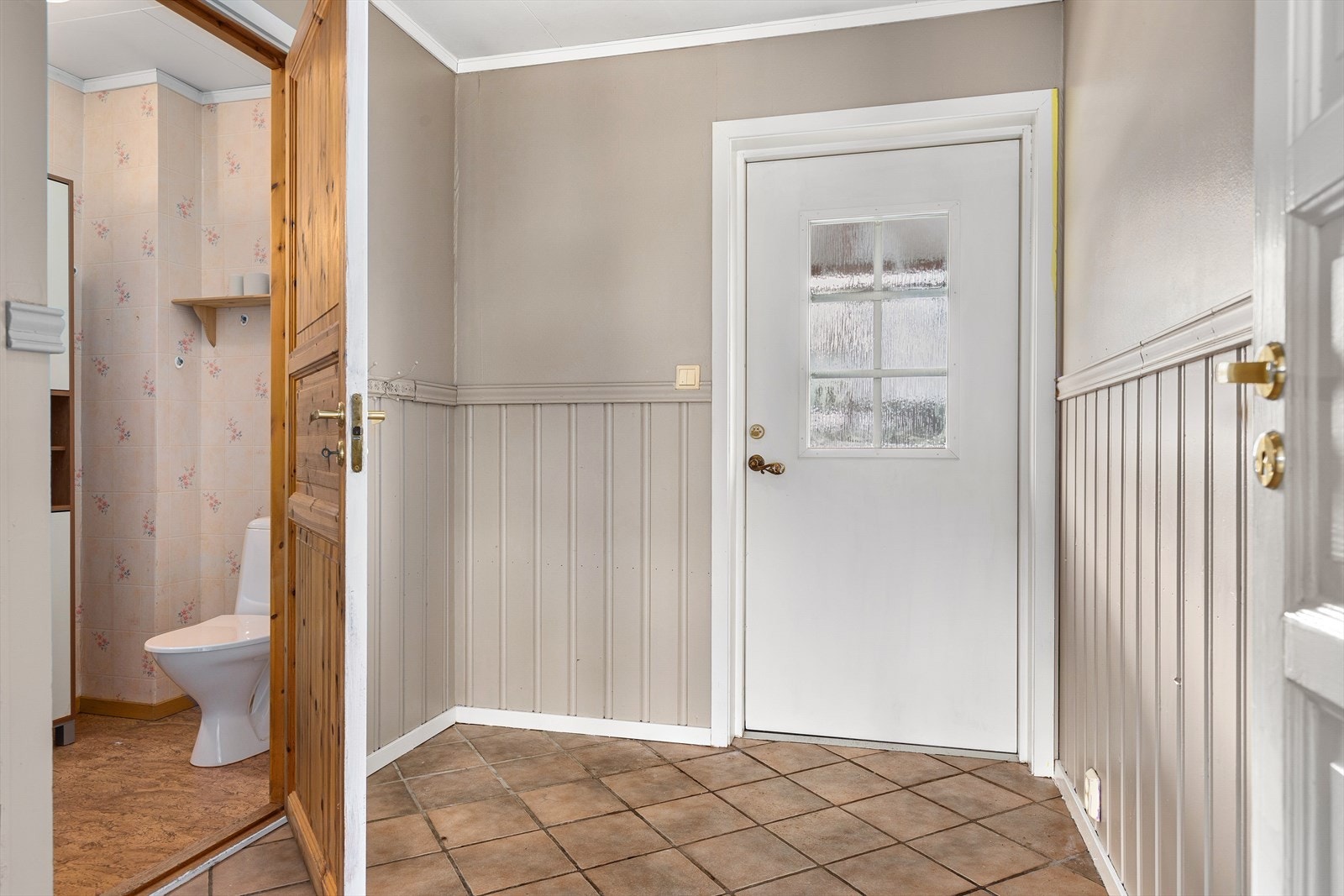 Entré/gang med god plass for å henge fra seg. Adkomst til wc rom Galleribilde