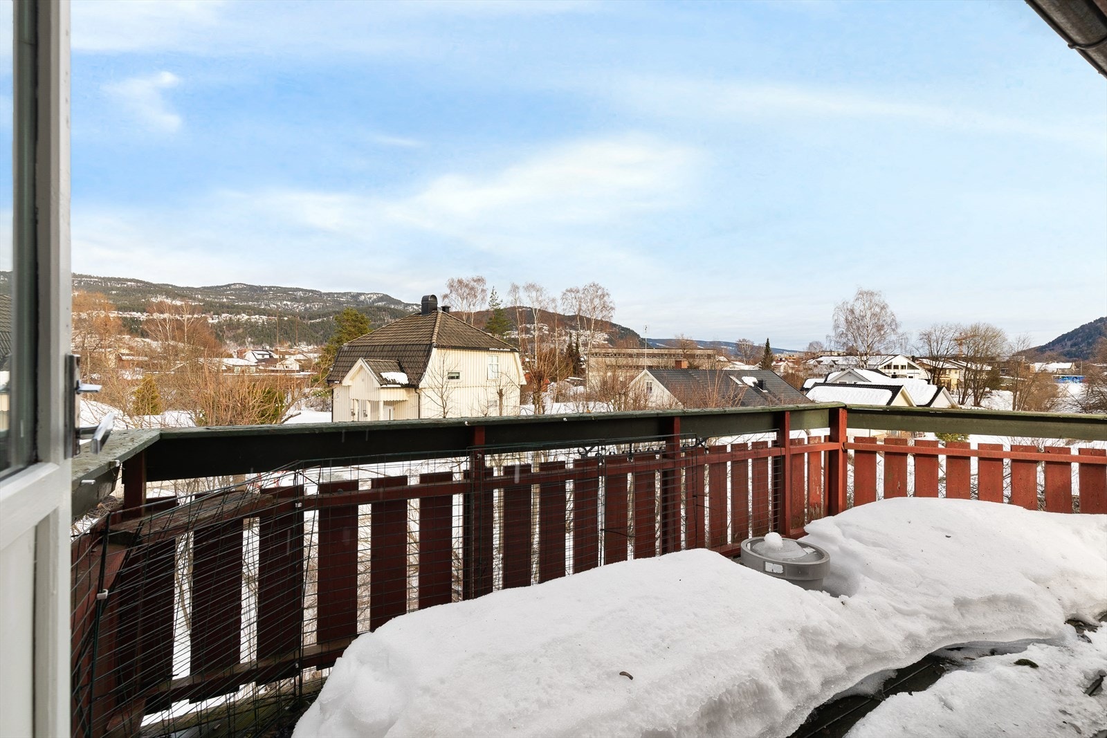 Fra stue er det utgang til romslig veranda som strekker seg videre på siden av huset Galleribilde