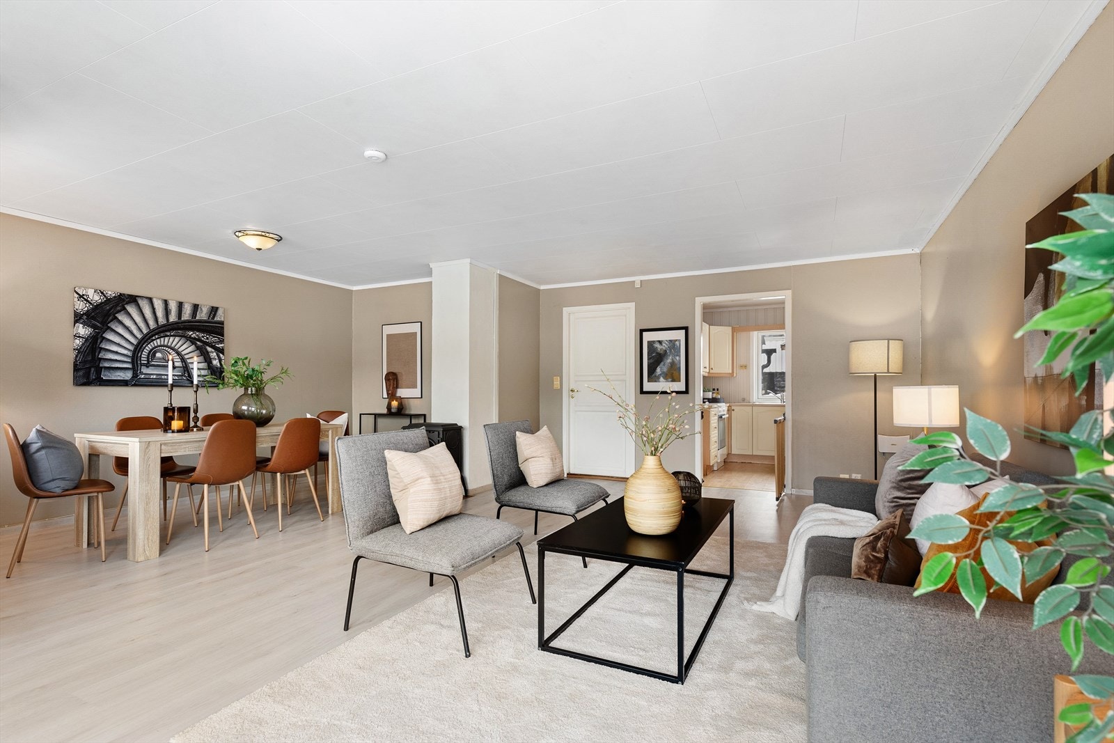 Pen stue med åpen dør til kjøkken Galleribilde