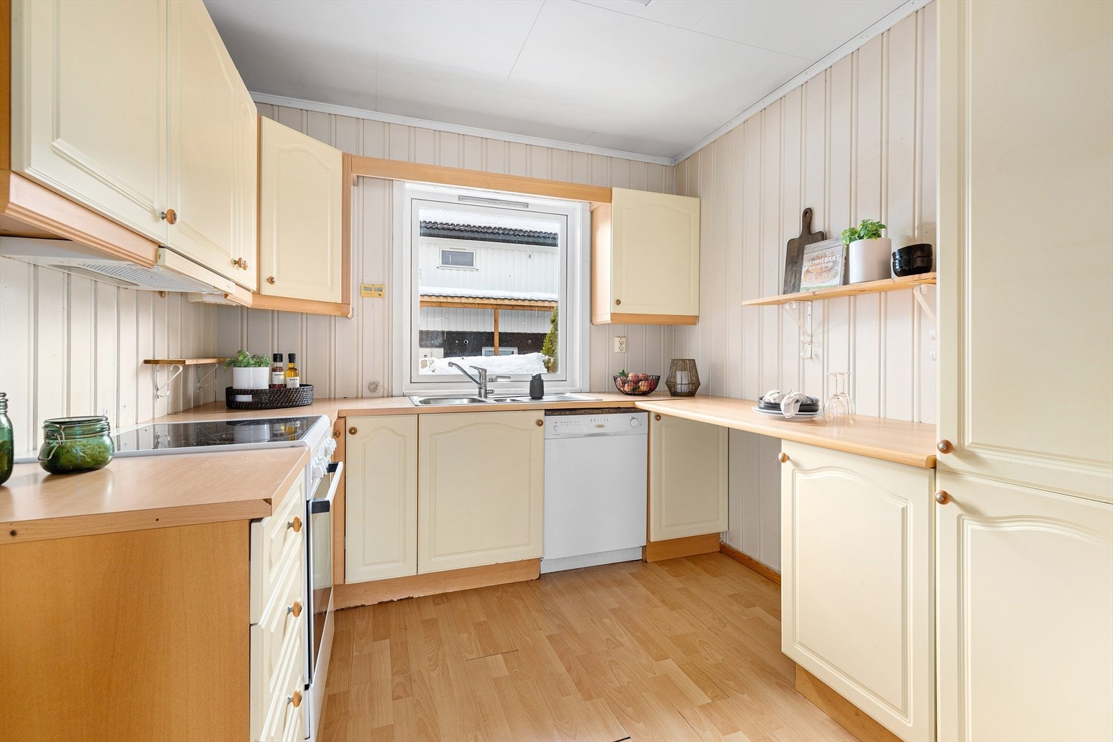 Rikelig med naturlig lys fra vindu over benk. Kjøkken har behov for oppussing og har fått TG3 i tilstandsrapport fra takstmann Galleribilde