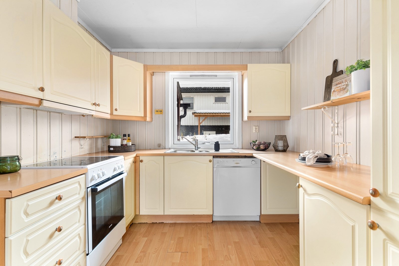 Kjøkken har lys innredning med over- og underskap samt skuffer som har god plass for oppbevaring i tillegg til benkeplate med god plass for matlaging Galleribilde