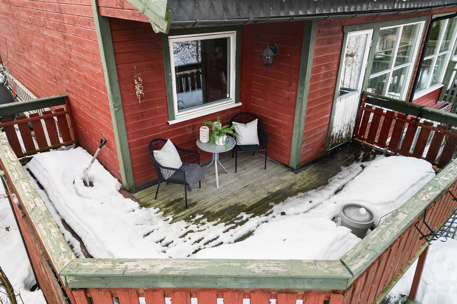 Delvis overbygd. Veranda har fått TG3 i tilstandsrapport og har behov for oppgradering Galleribilde