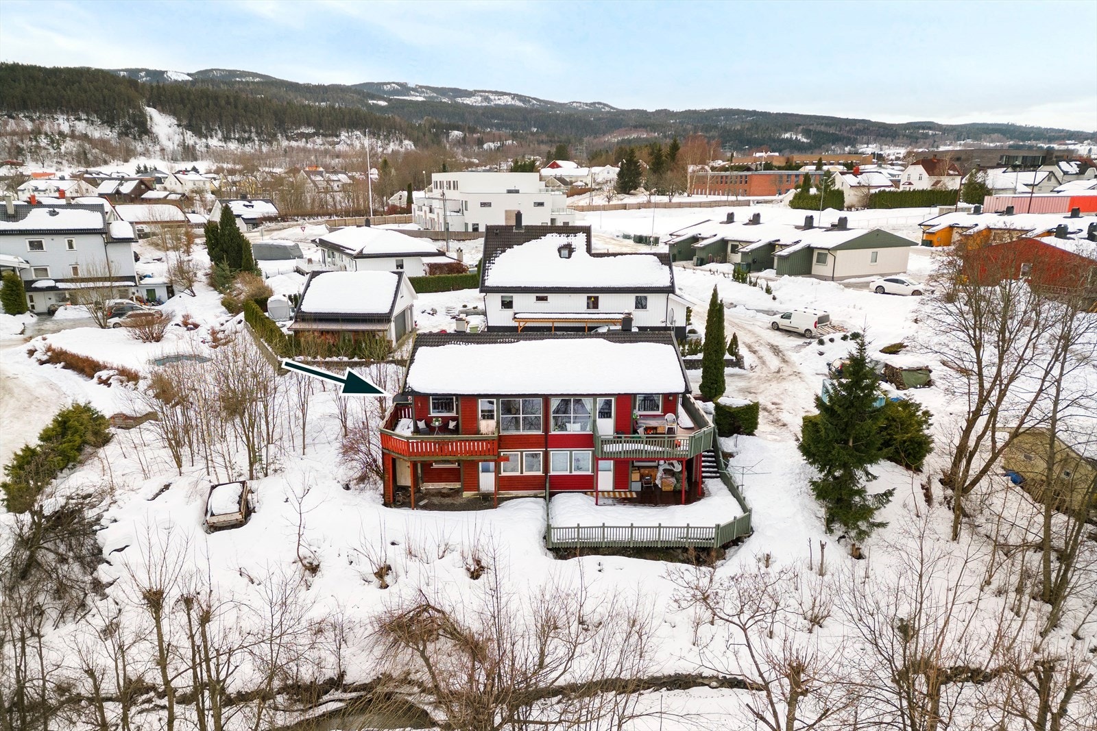 Dette er fin halvpart av en vertikaldelt tomannsbolig med oppussingsbehov! Boligen strekker seg over 2 etasjer og har 2 soverom - med mulighet for 3 soverom Galleribilde