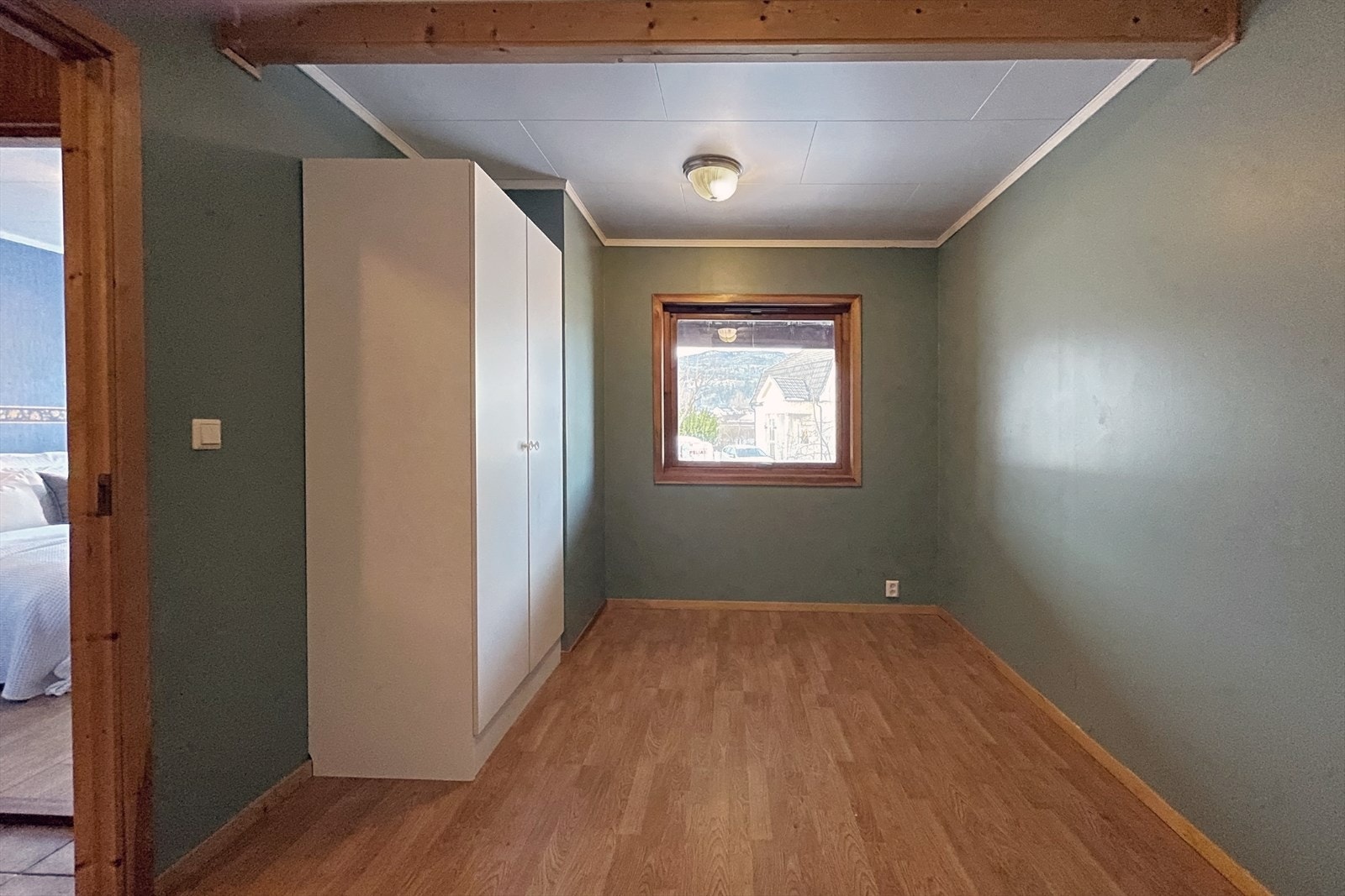 Romslig soverom 2 med god plass for dobbeltseng, garderobe og annen innredning. Soverommet er nylig oppgradert med nymalte vegger. (Privat bilde) Galleribilde