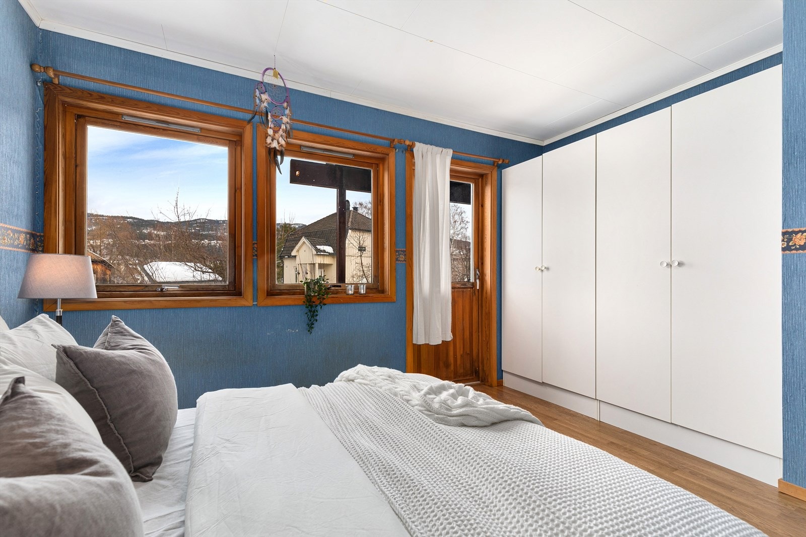 Soverommet har innredet garderobeskap som har rikelig med oppbevaringsplass Galleribilde