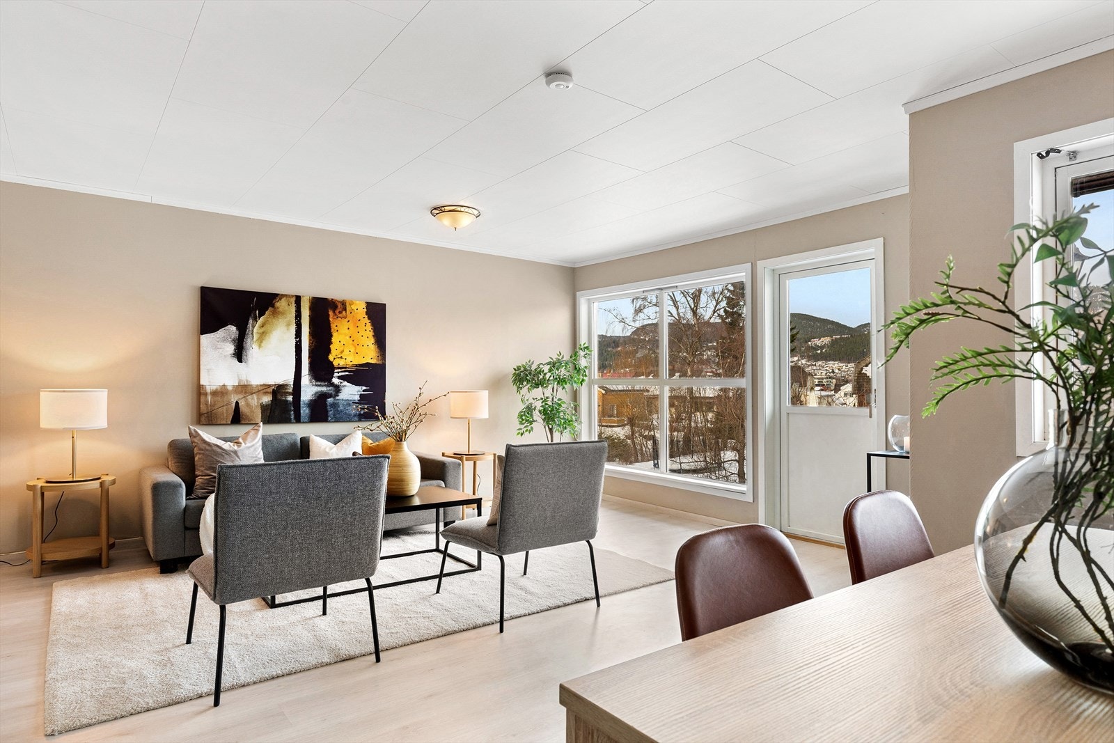 I forbindelse med salget er det lagt nytt laminatgulv i stue i tillegg til at vegger er nymalte med en lun og moderne fargetone Galleribilde