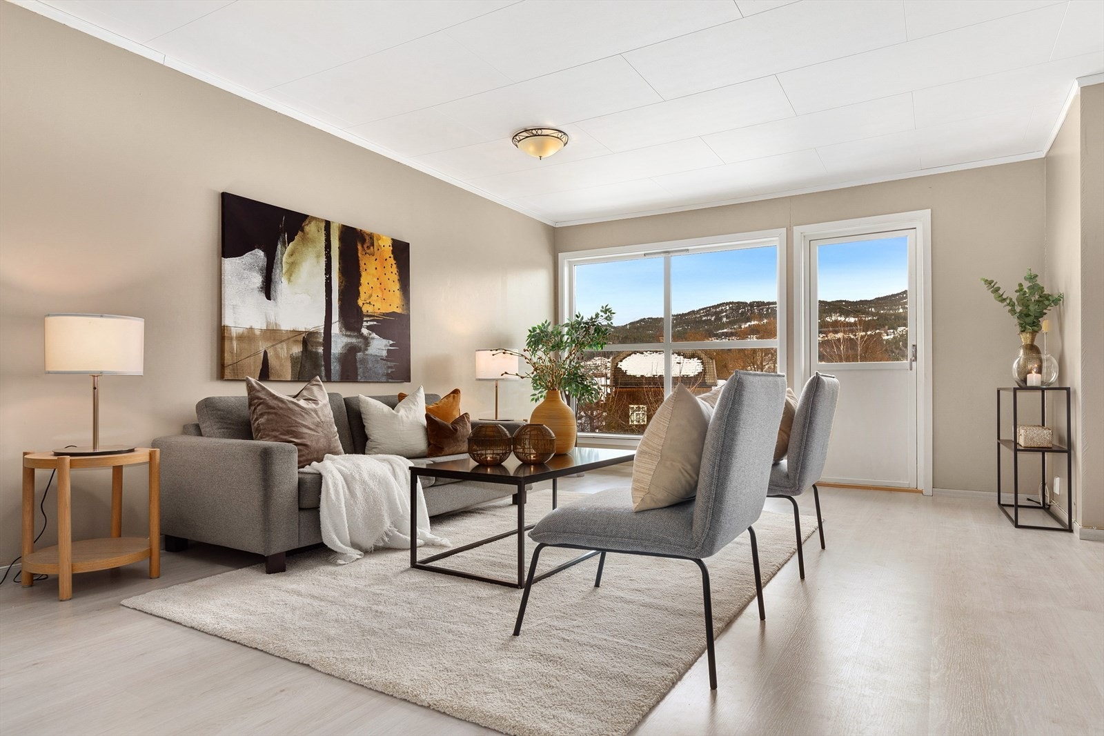 Store vindusflater med trivelig utsikt samt rikelig med naturlig lysinnslipp Galleribilde