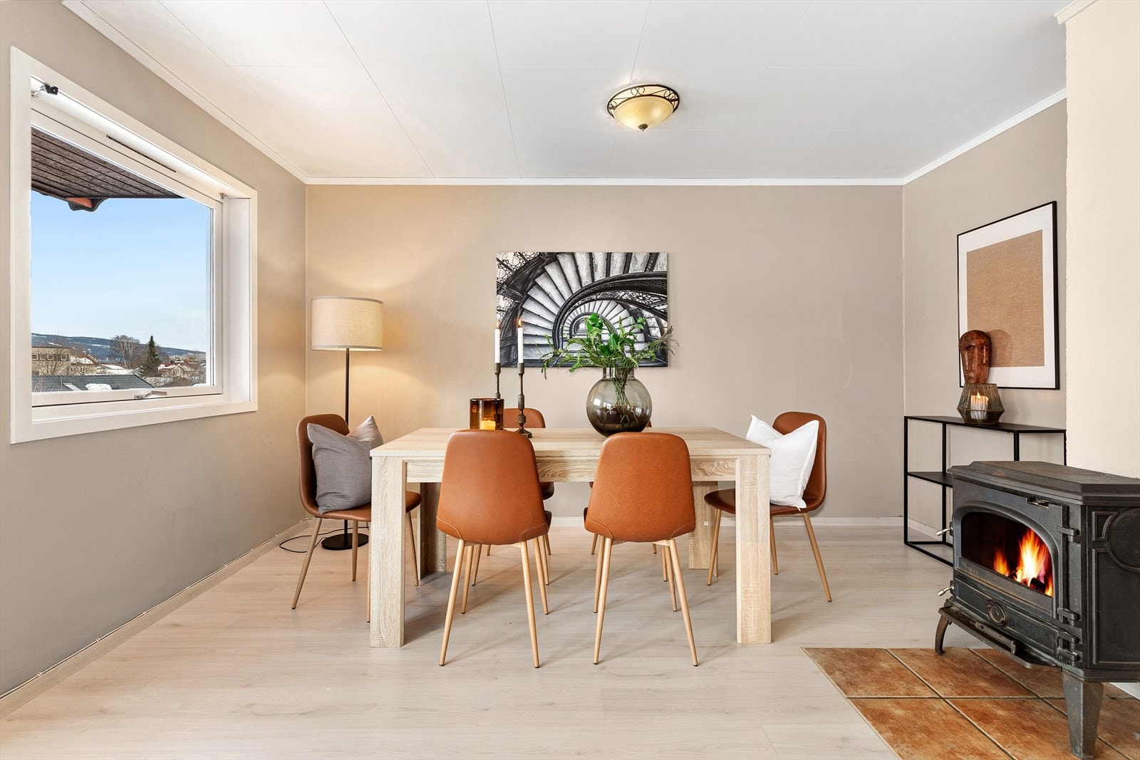 Stuen har god plass for stor spisestue. Spisestuen kan for øvrig enkelt gjøres om til et ekstra soverom ref. byggetegninger som er vedlagt salgsoppgave Galleribilde