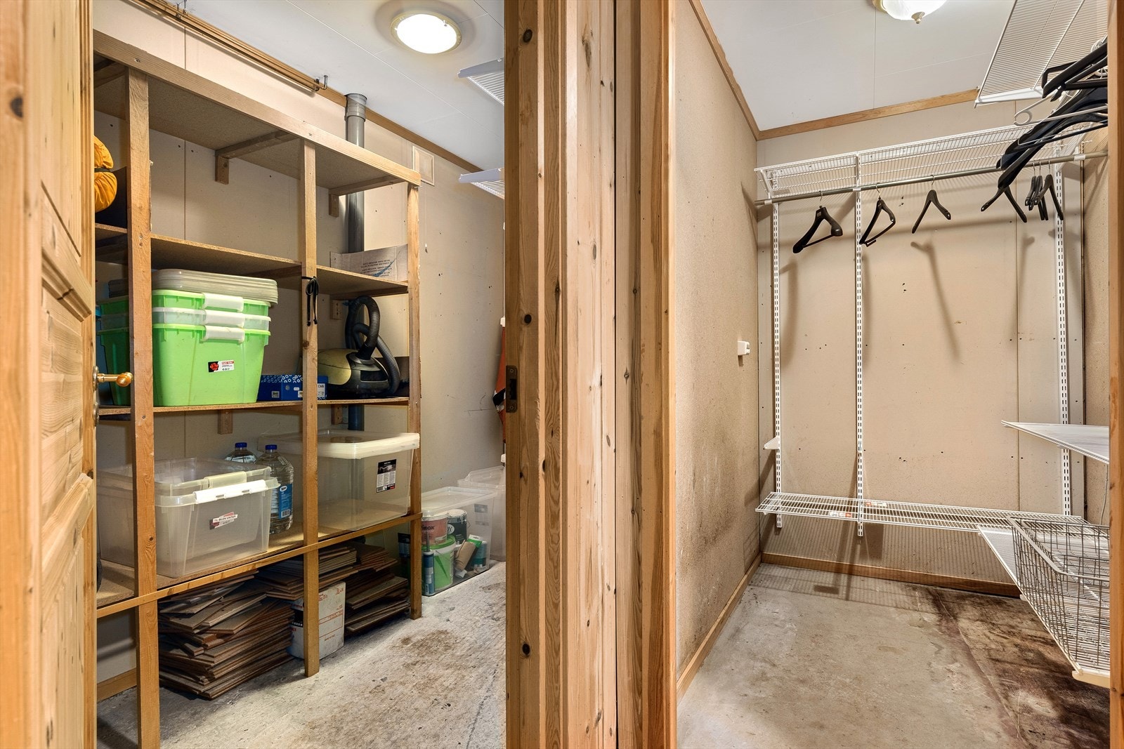 Rikelig med lagringsplass i boder innredet med skap og hyllesystem. (Medfølger ikke handelen) Galleribilde