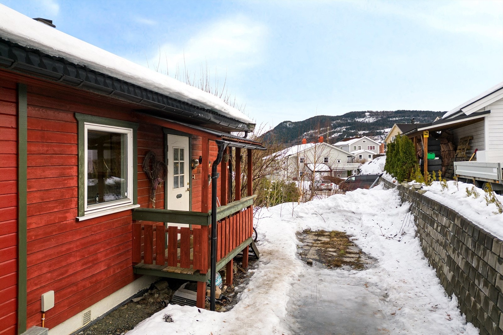 Parkeringsplass foran inngangspartiet. I tillegg er det parkeringsmuligheter i felles gårdsplass Galleribilde