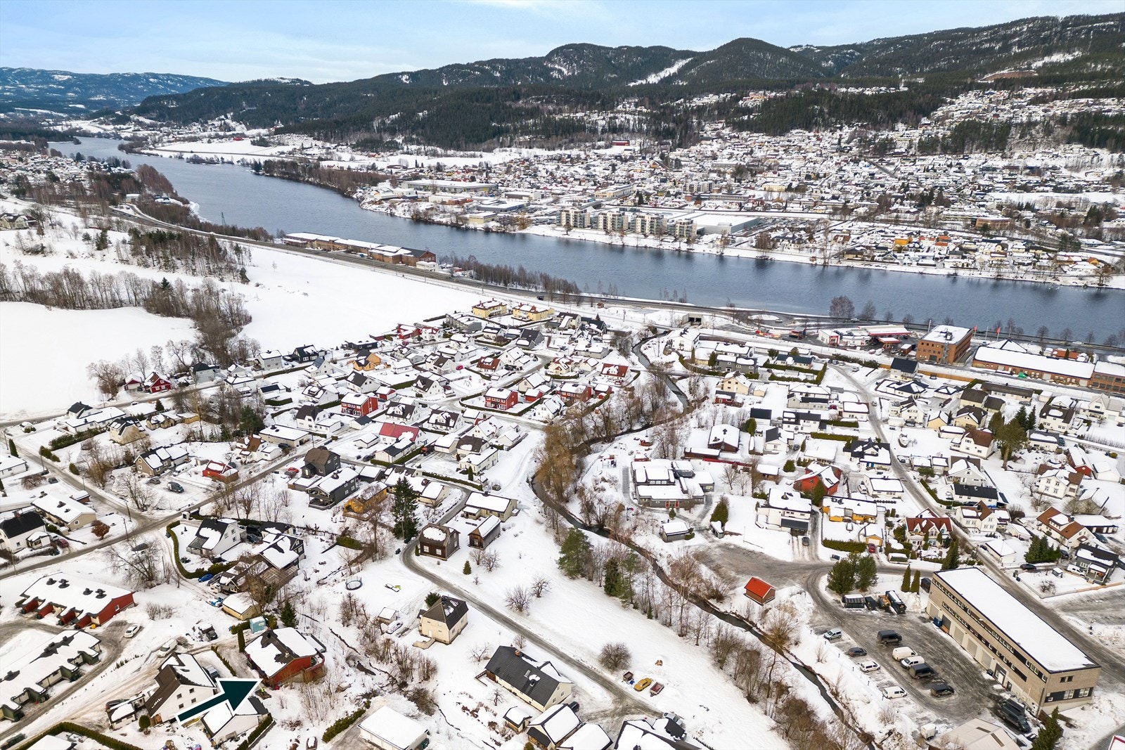 Kort vei til flotte tur og rekreasjonsområder langs elvebredden. I tillegg er det kort vei til flotte turområder i marka. Kort vei til et rikt utvalg med handelsvarer på Orkidehøgda og Buskerud storsenter Galleribilde