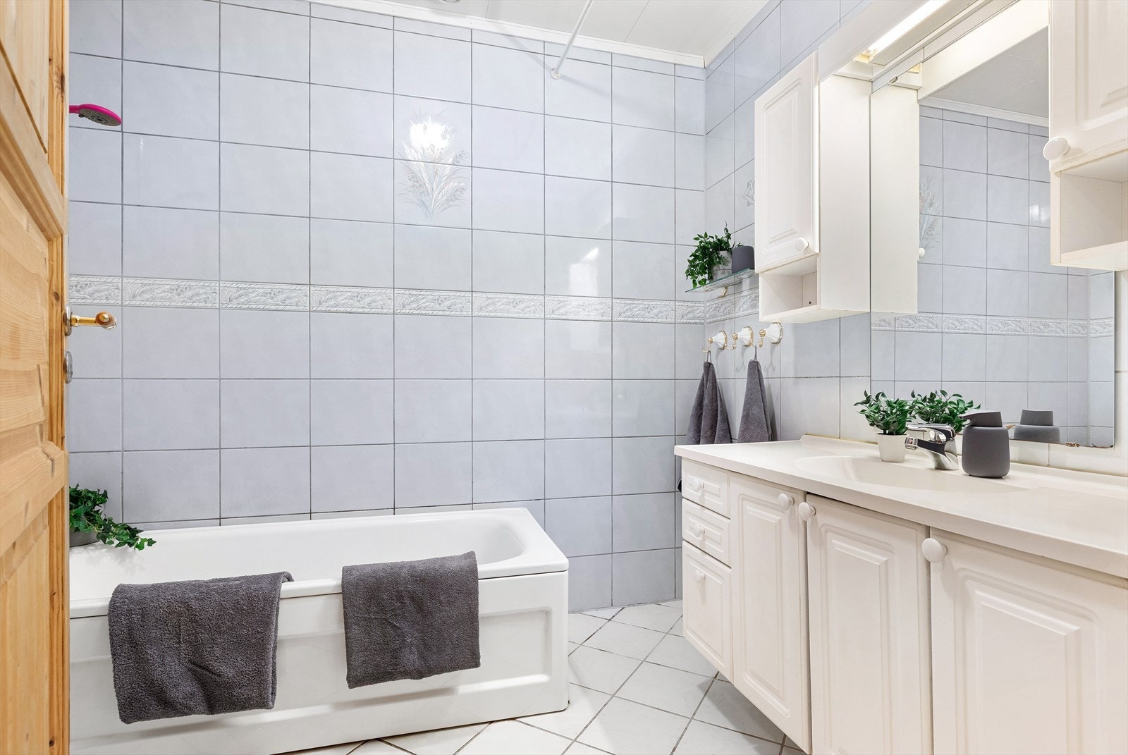 I tillegg er det en servantinnredning med skap, skuffer, overskap og speil med lysarmatur Galleribilde