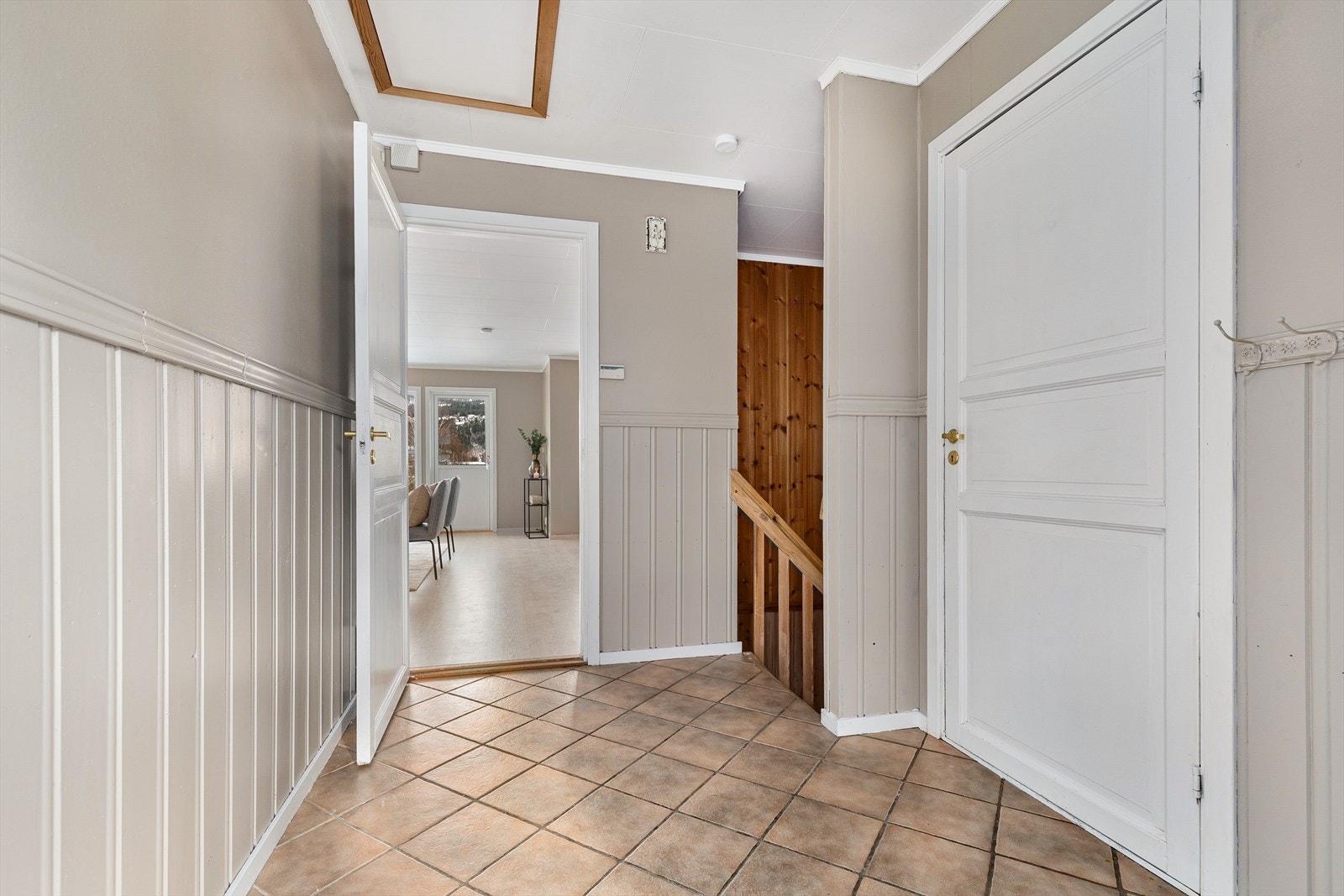 I gangen er det tilgang til kryploft med lagringsplass, trapp ned til underetasje samt adkomst til stue Galleribilde