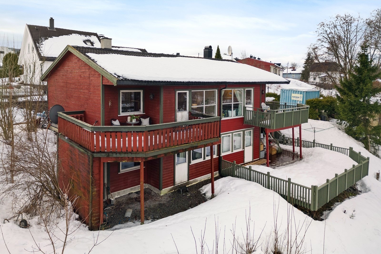 Overbygget uteområde som er opparbeidet med grus. Adkomst til utvendig bod Galleribilde