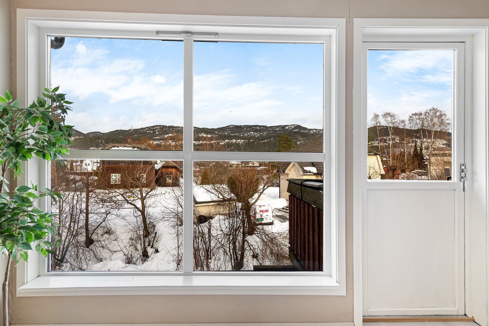 Stue er nylig pusset opp med nye gulv og nymalte vegger. Store vindusflater girt mye naturlig lysinnslipp i tillegg til flott utsikt. Utgang til romslig veranda Galleribilde