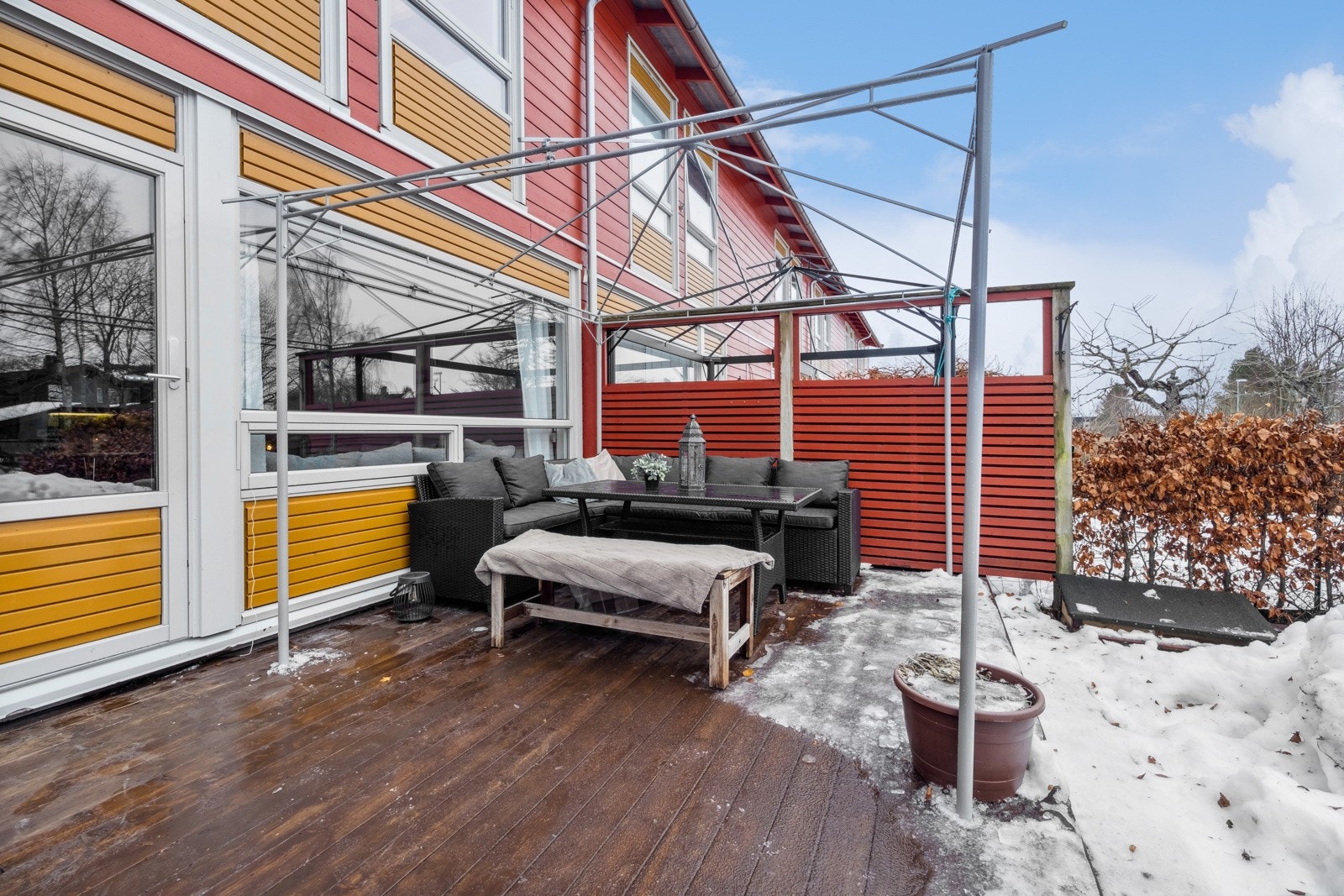 Terrassen har tredekke og levegg mot nabo. Galleribilde