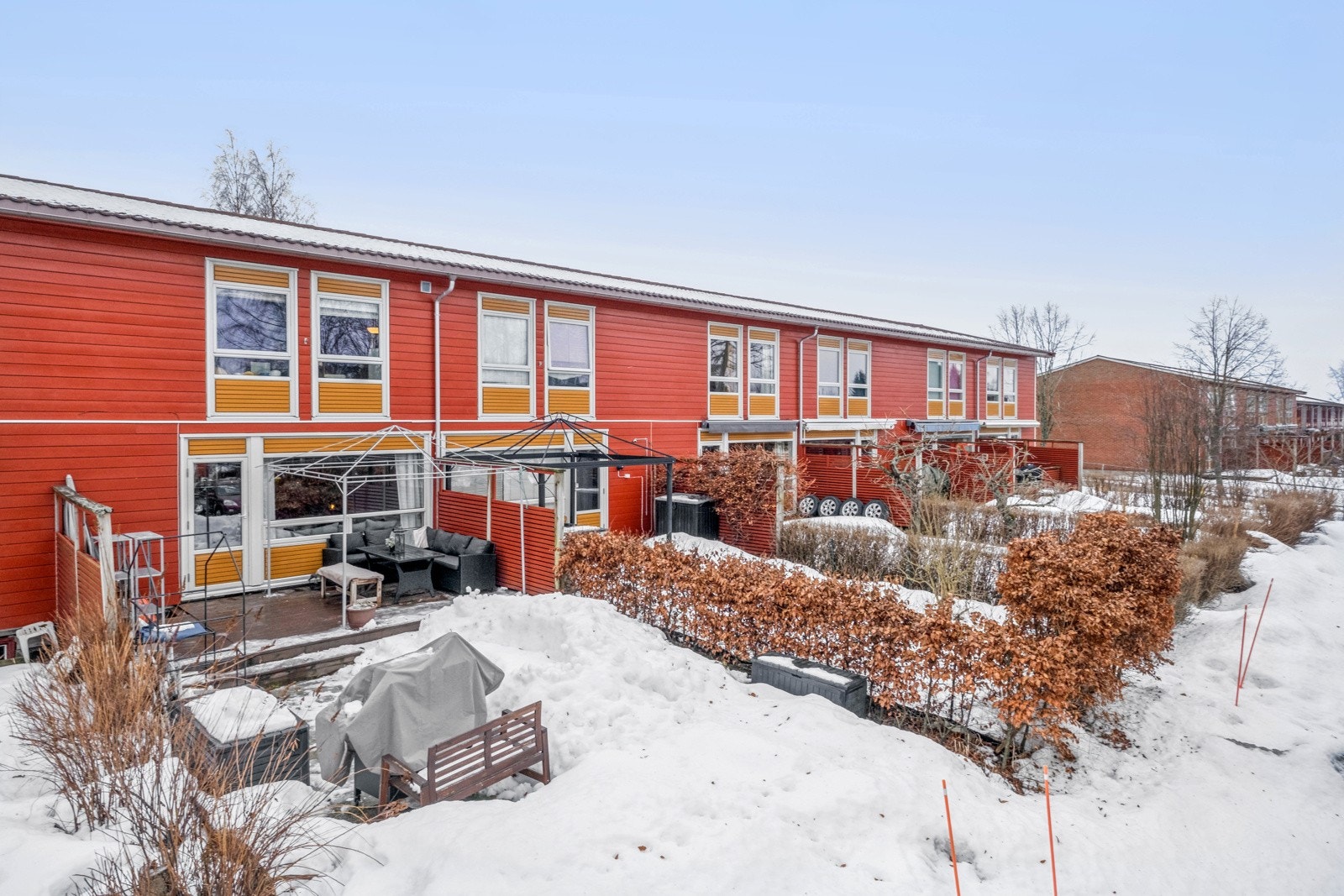 Fra stuen er det utgang til den vestvendte terrassen. Galleribilde