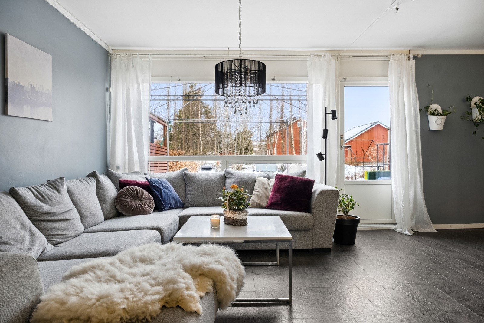 Stor, vestvendt vindusflate i stuen gir rikelig med naturlig lys til rommet. Galleribilde