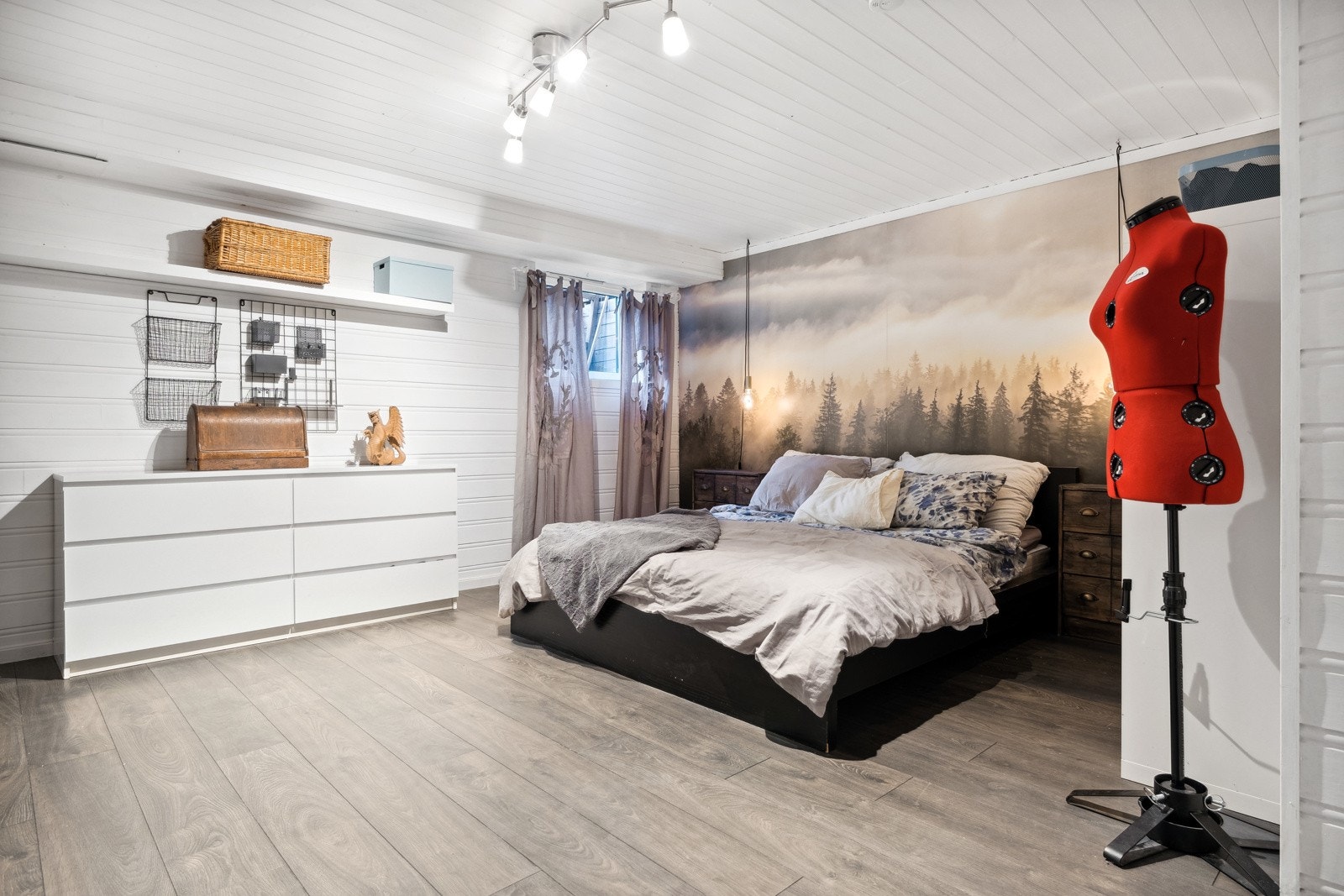 Det ene kjellerrommet har laminatgulv, lysmalte vegger og høytsittende vindu. Galleribilde