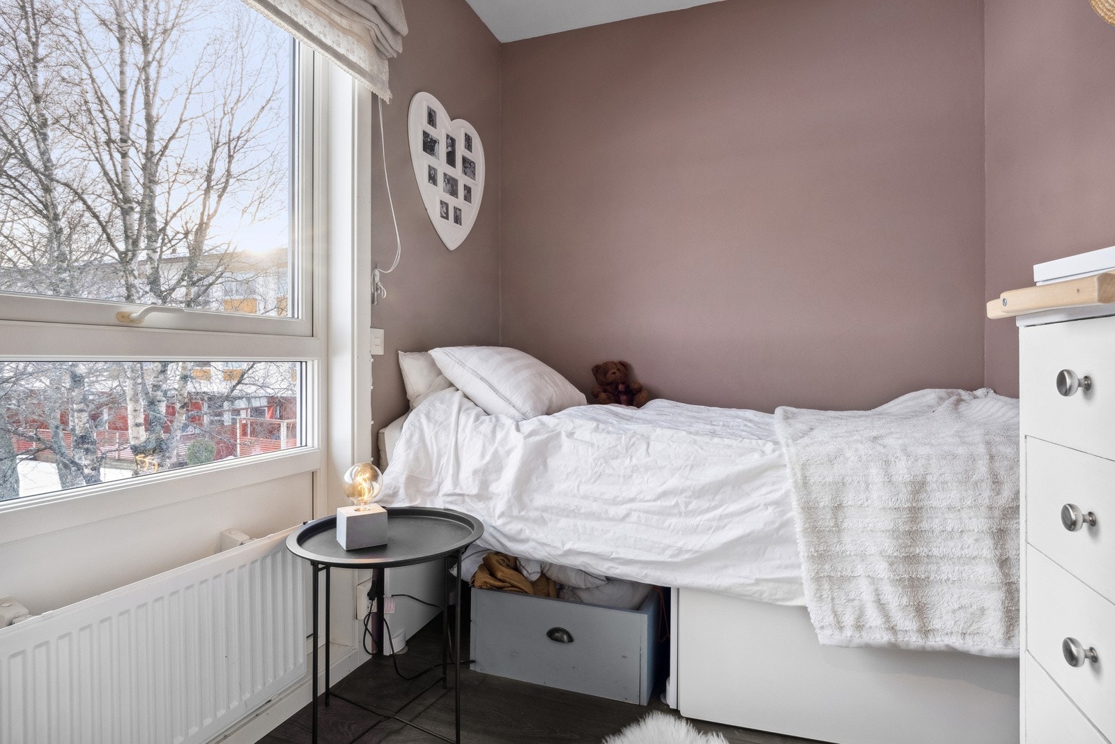 Boligen er oppvarmet med radiatorer tilknyttet fjernvarmeanlegg. Galleribilde