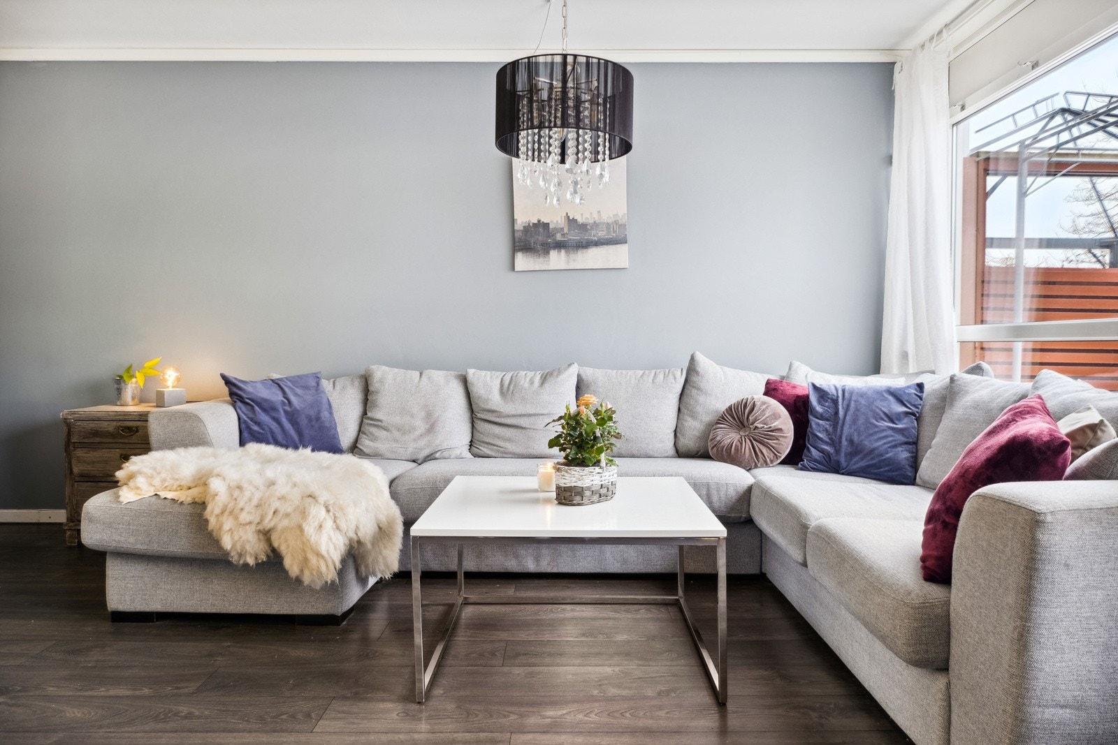 Stuen har laminatgulv, spotbelysning og harmonisk farge på vegger. Galleribilde