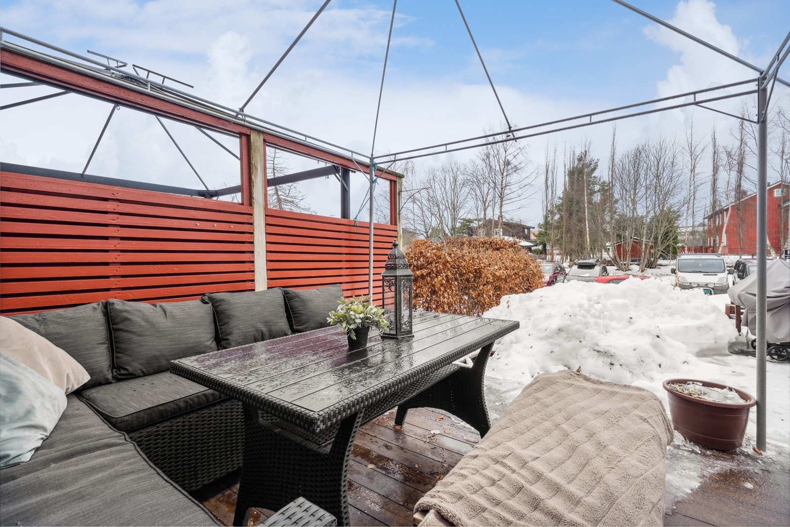 I bakkant av rekkehuset ligger en trivelig, vestvendt terrasse med gode solforhold. Galleribilde