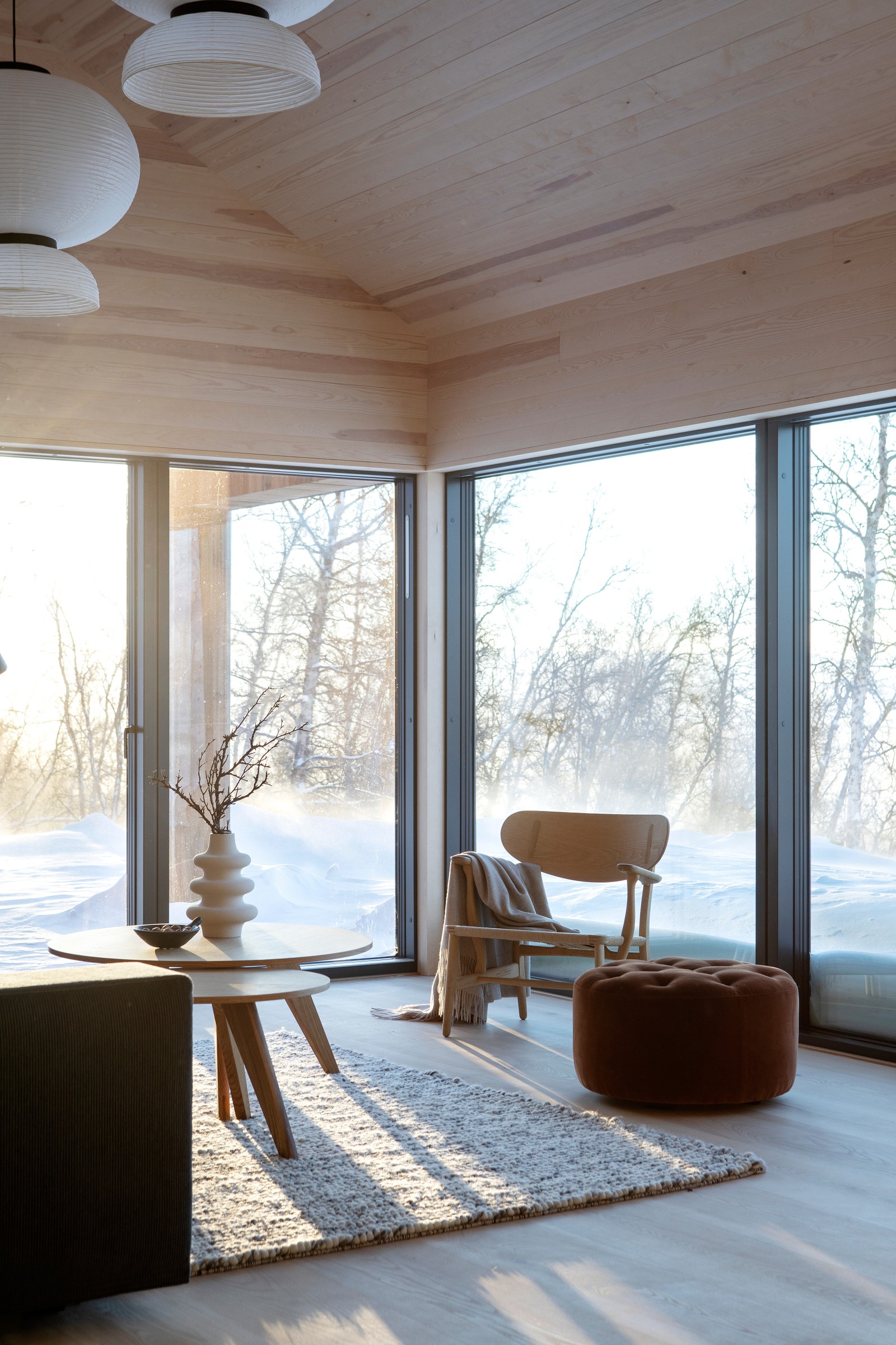 Fra stuen i Sikt kan man ha utgang til overbygd terrasse. Mye lysinnslipp og store utsiktsvinduer. Galleribilde