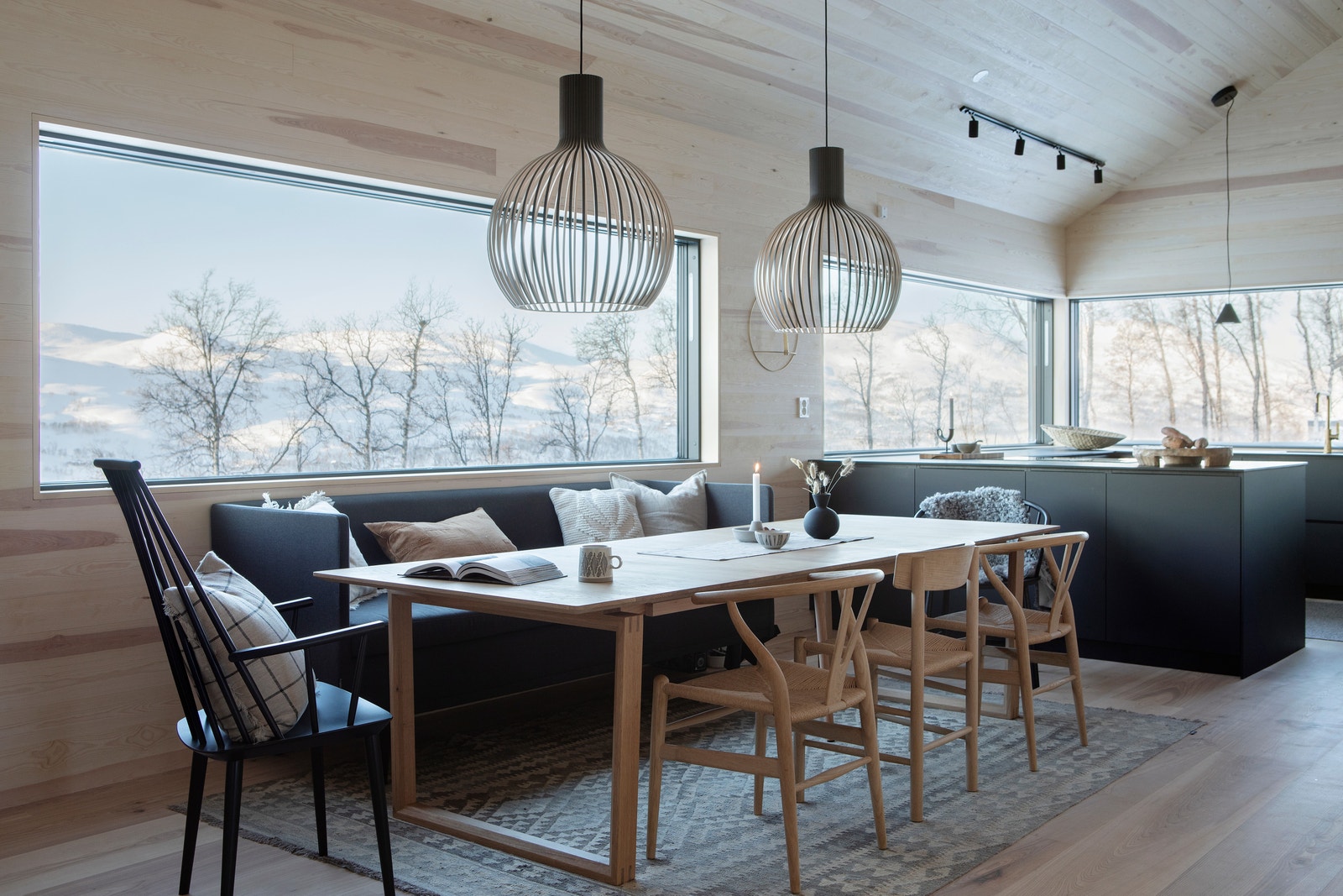 Neo Sikt med kjøkken i ene enden og stue i den andre gir muligheten til et bredt utsiktsbilde langs hele langsiden på hytta og på begge kortsidene. Galleribilde