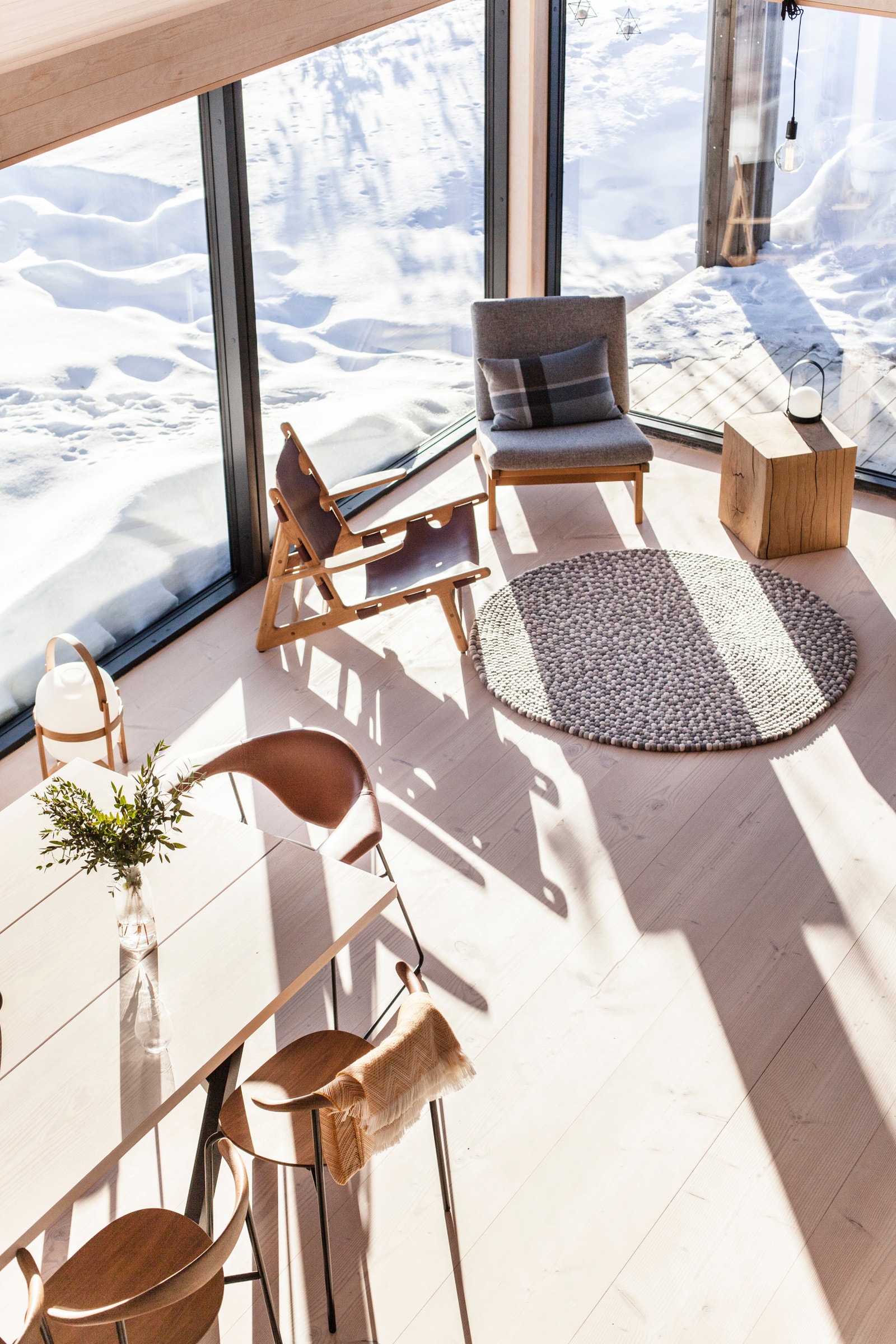 Egen sone på hemsen med et stort glassfelt i veggen sørger for kontakt mellom sonene. Ulike soner som er skjermet fra hverandre gir muligheten for privatliv selv om man er mange på hytta. Galleribilde