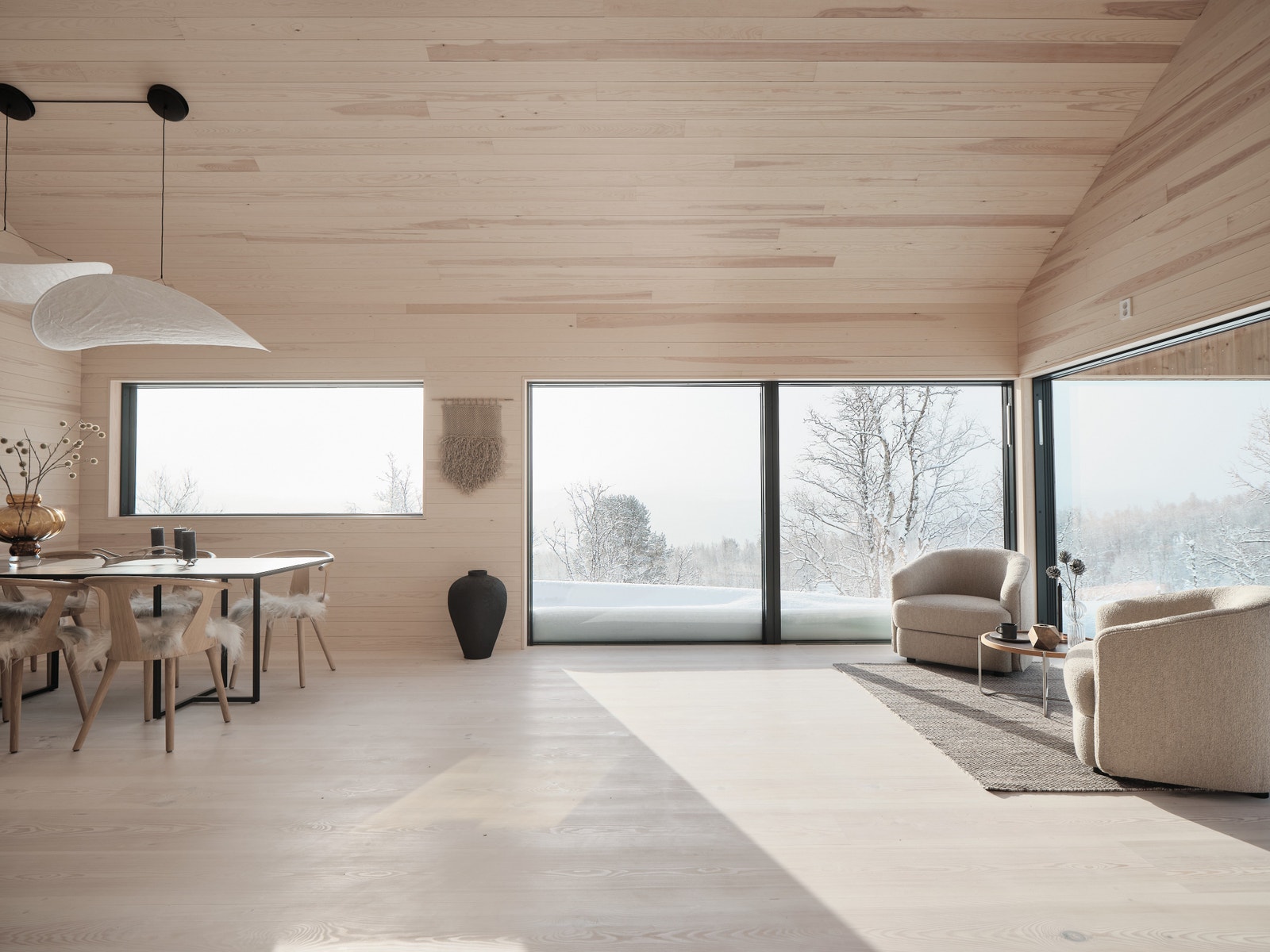 Store vinduer lar lyset flomme inn og man ivaretar den vakre utsikten som Musdalsæter har å by på. Galleribilde