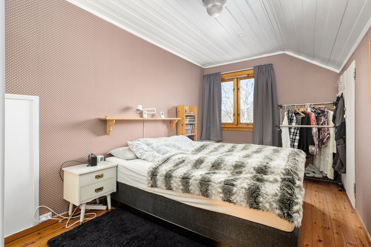 Soverom med innebygd skap i knevegg Galleribilde