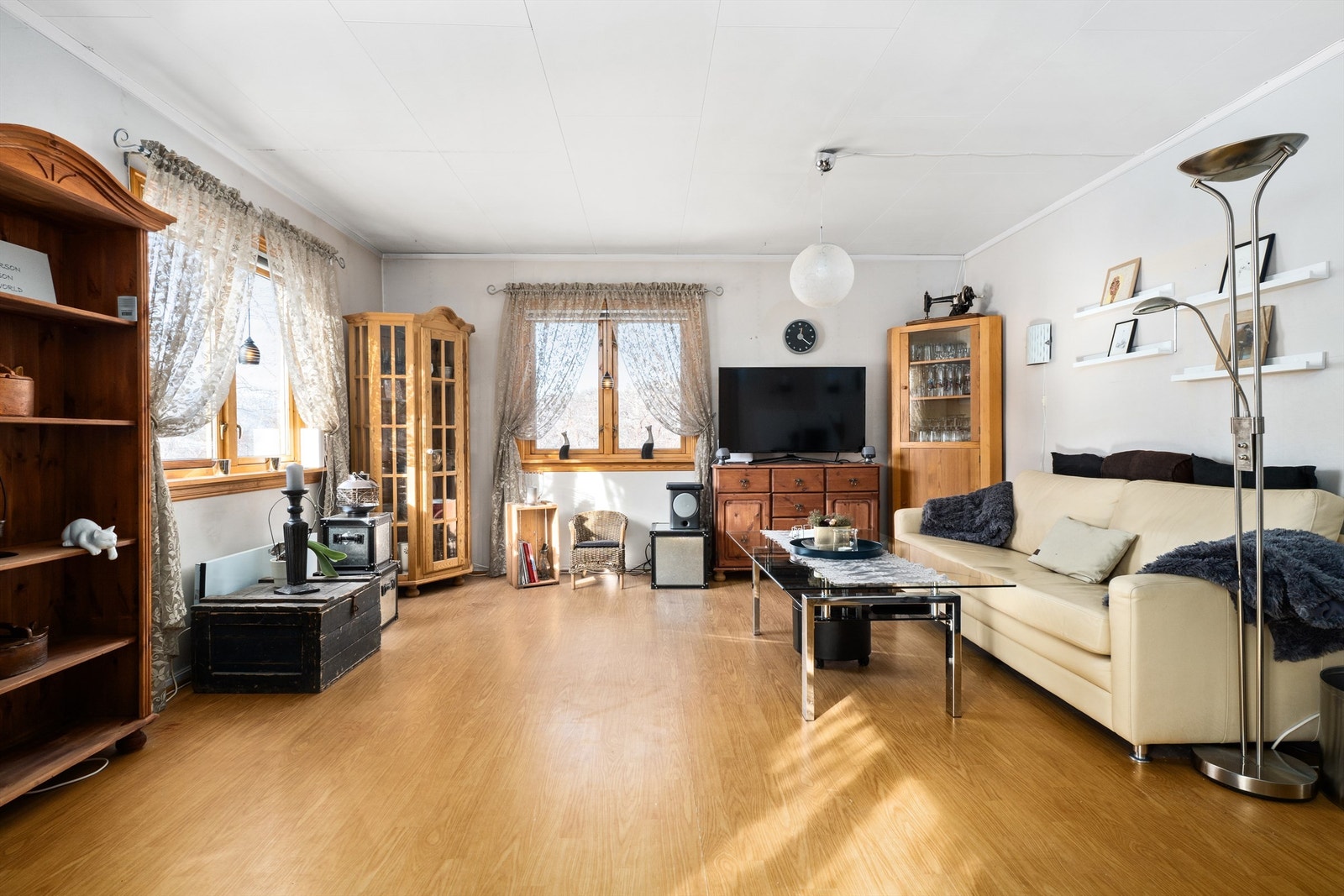 Stuen har god plass for både salong og spisemøblement Galleribilde