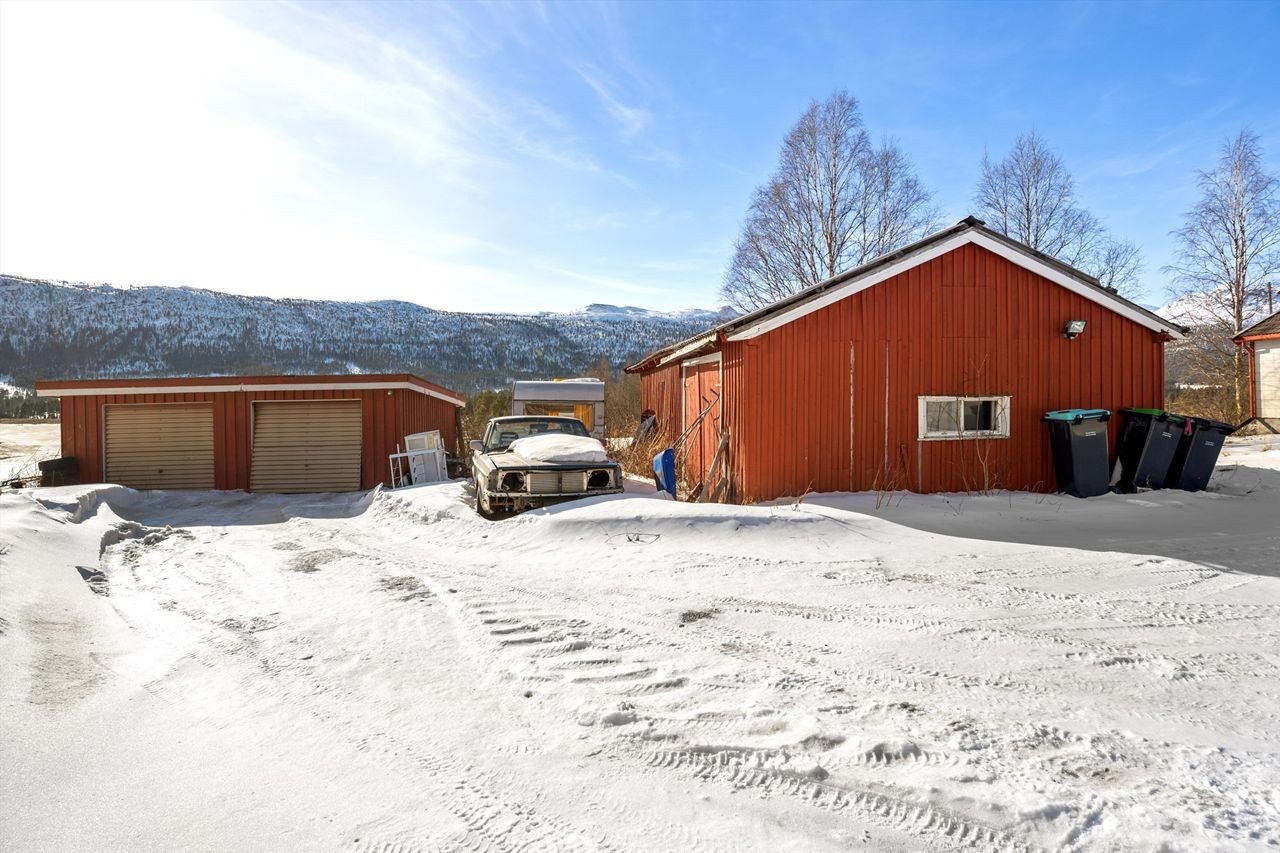 Garasje og stort uthus med garasje Galleribilde