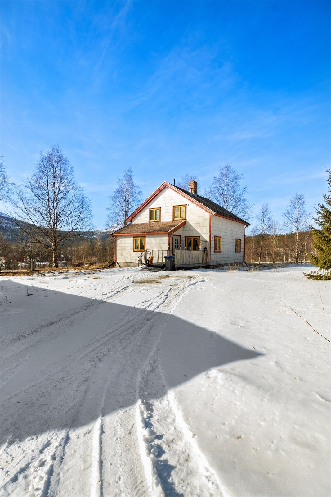 Boligen er utvendig kledd med eternittskifer Galleribilde