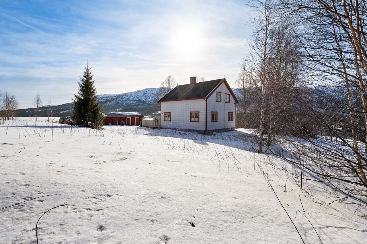 Solrik beliggenhet med flott utsikt - like ved RV3 Galleribilde