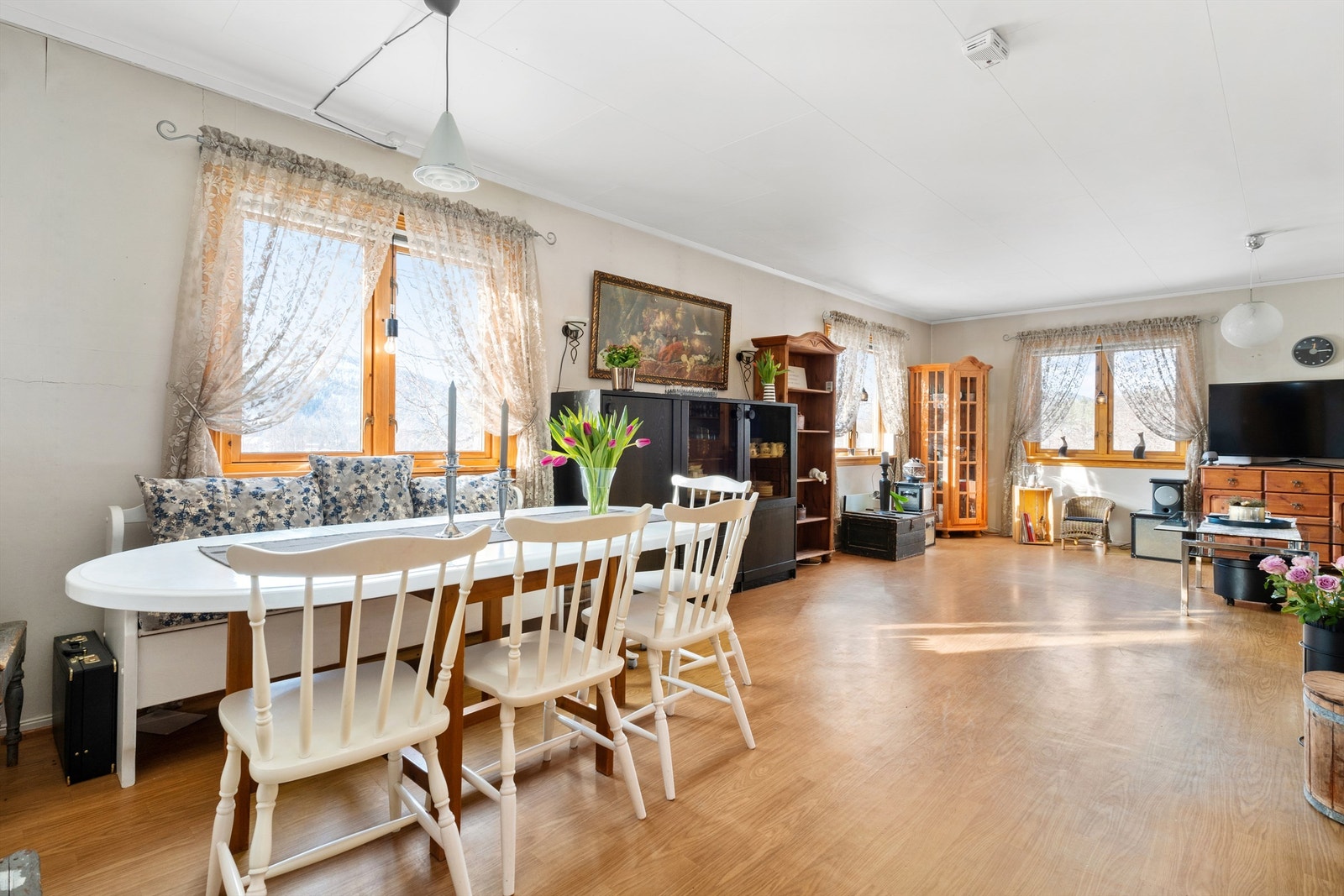 Lys og romslig stue Galleribilde