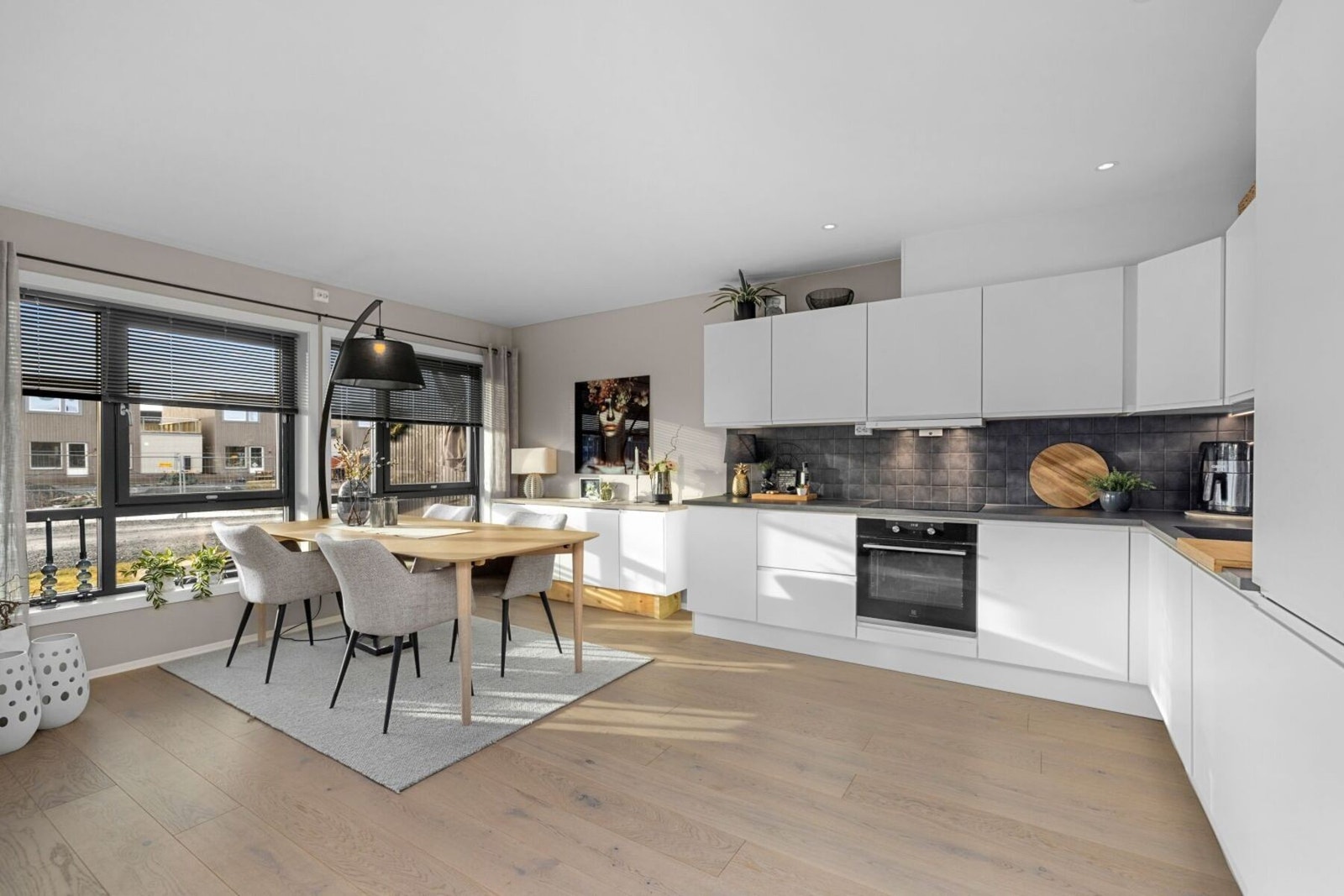 Det er også god plass til spisegruppe på kjøkkenet. Kjøkkeninnredningen er levert av JKE. Galleribilde