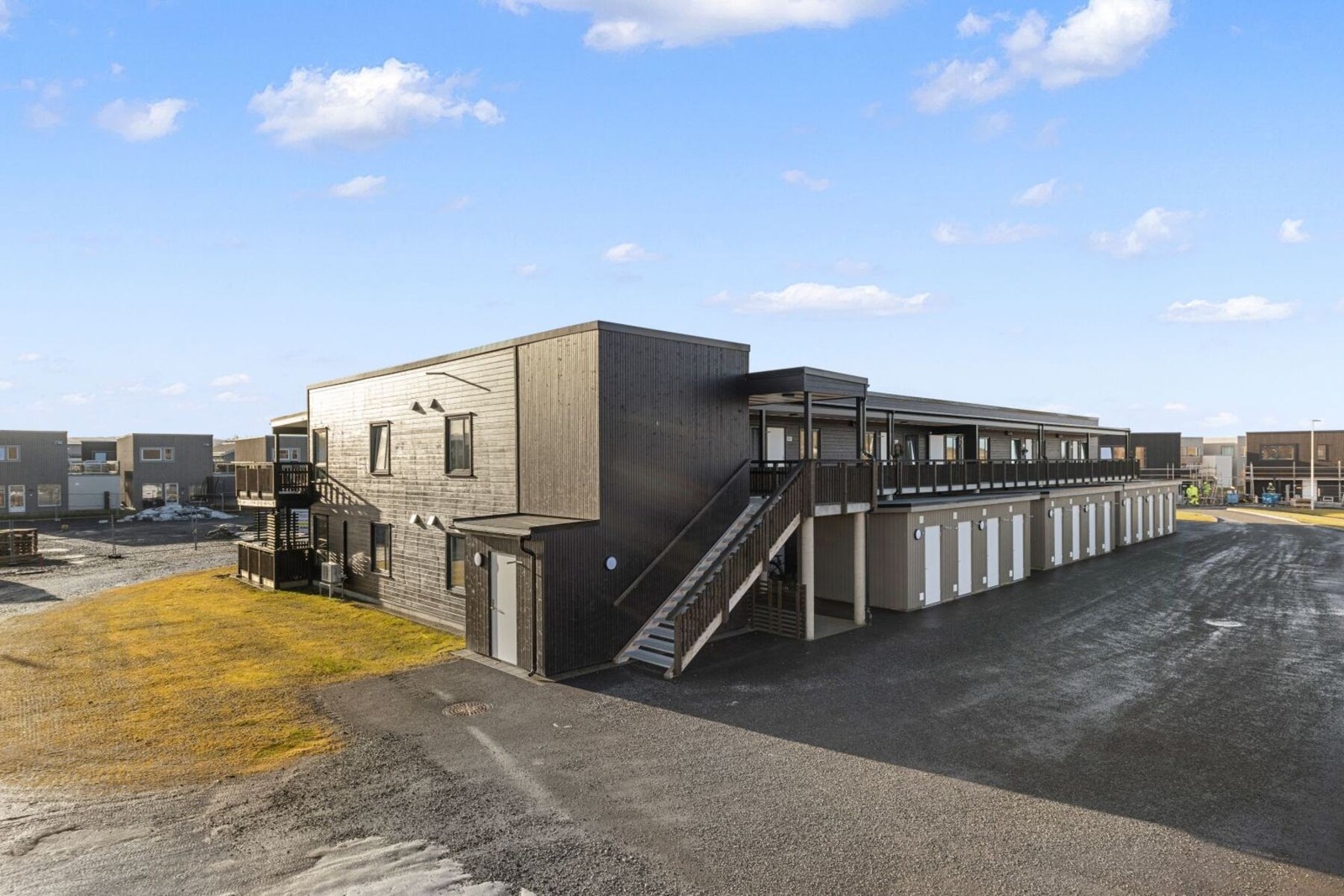 Fasade. Det følger garasje med leiligheten. Galleribilde