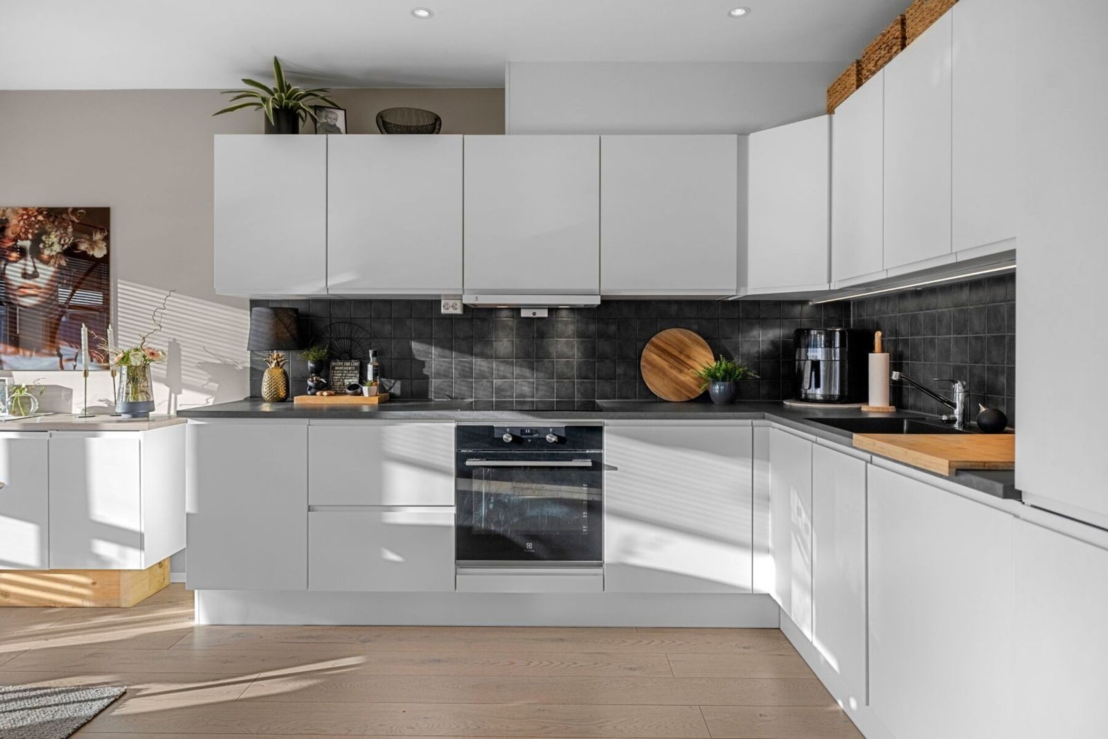 Tidløs kjøkkeninnredning med glatte fronter og spotlights i taket. Kvalitetskjøkken fra JKE. Galleribilde