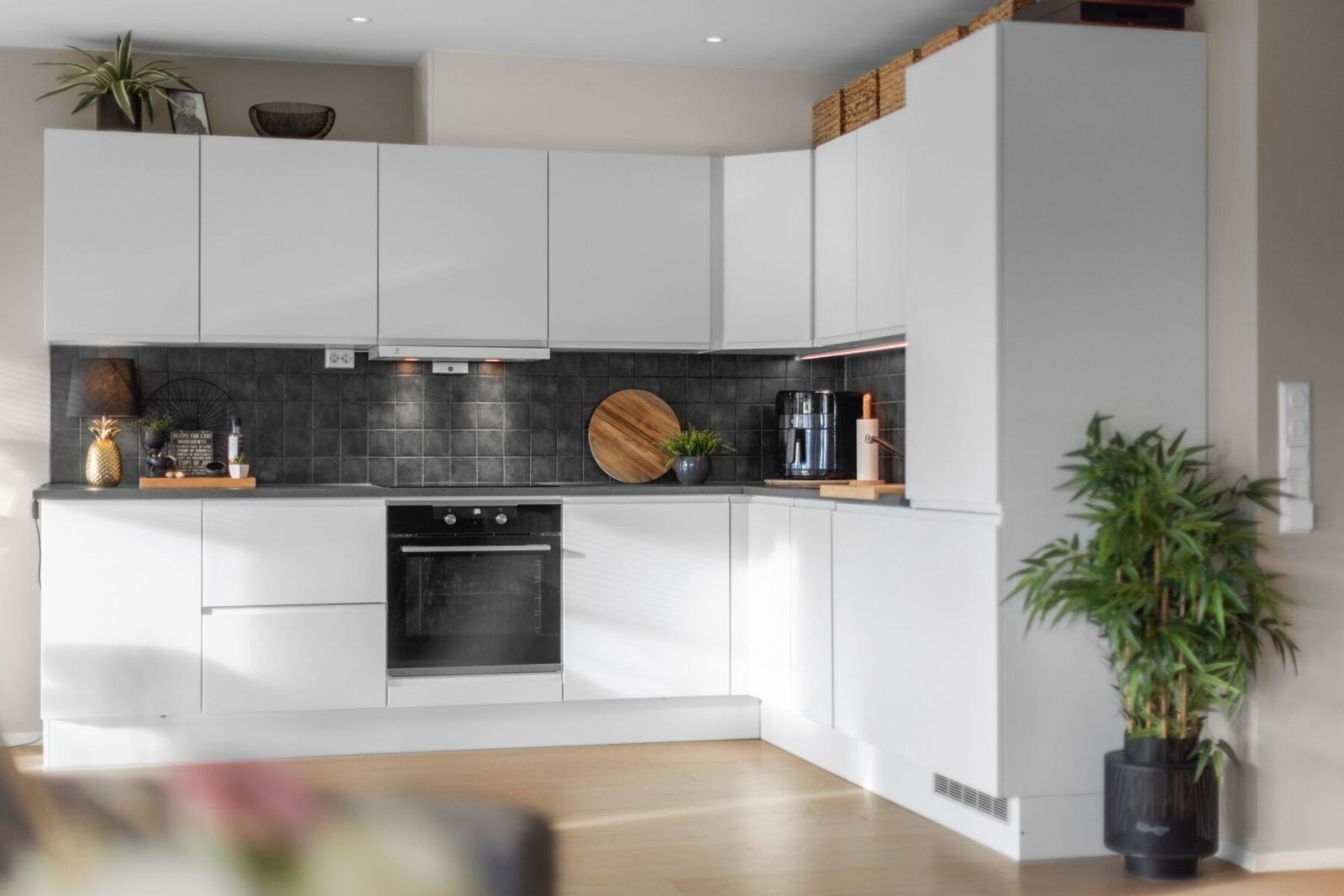 Kjøkken med integrert steketopp, komfyr, vaskemaskin, ventilator og kjøl/fryseskap. Fliser over benkeplate. Galleribilde