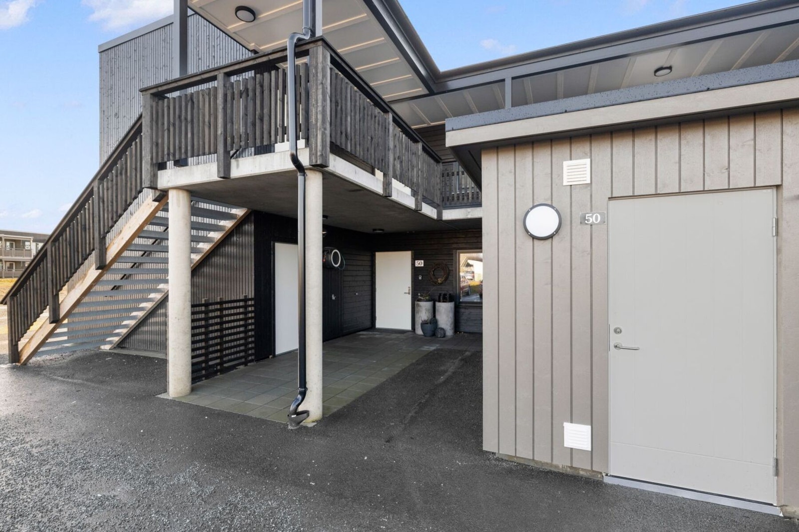 Inngangsparti med tilhørende bod. Galleribilde