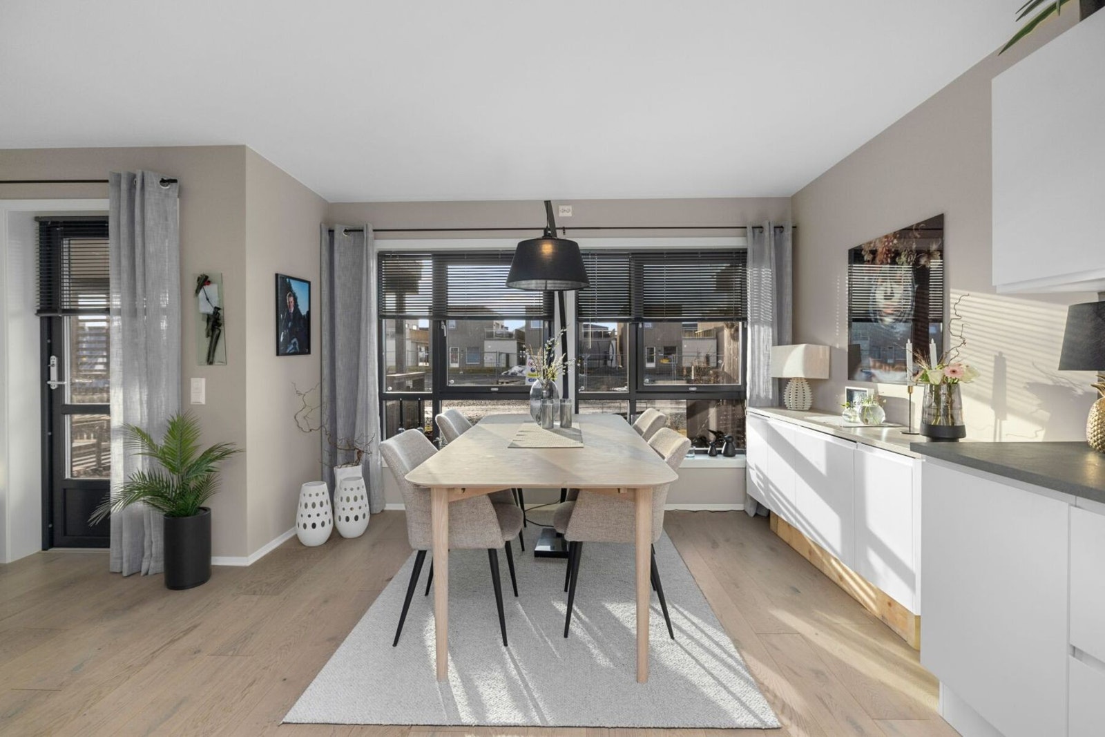 Leiligheten har gjennomgående pen standard med lune fargevalg. Galleribilde