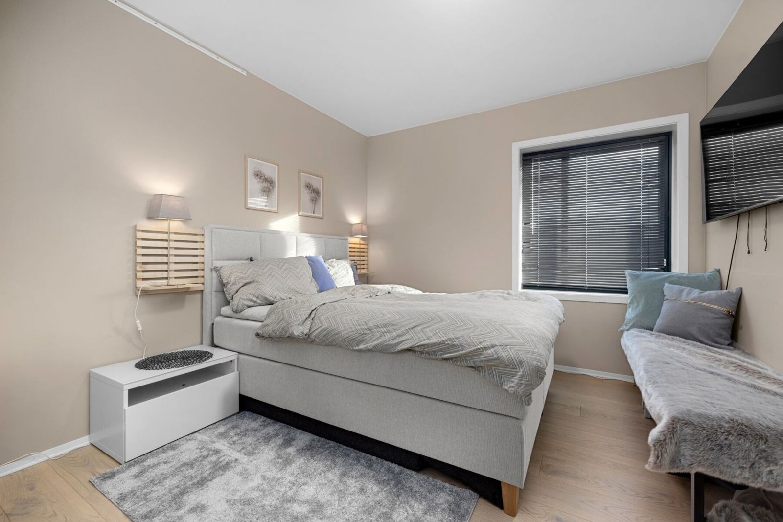 Soverom 3. Romslig hovedsoverom oppmalt i smakfull farge. Galleribilde