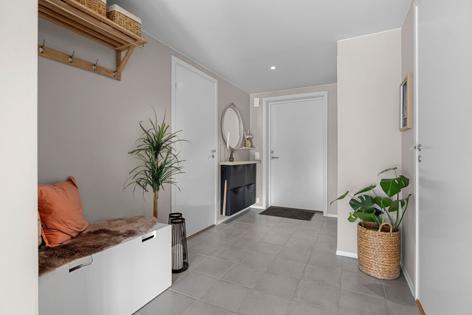 Gang/entré som har plass til ønskelige garderober. Gulvvarme. Galleribilde