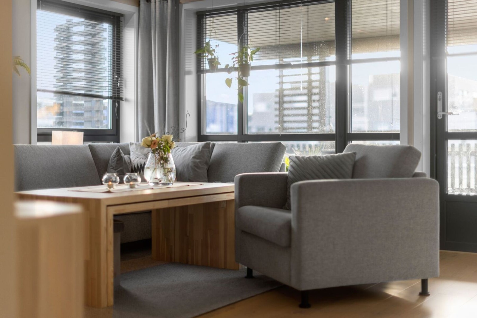 Leiligheten har flere store vindusflater som gir bra med lysinnslipp. Galleribilde