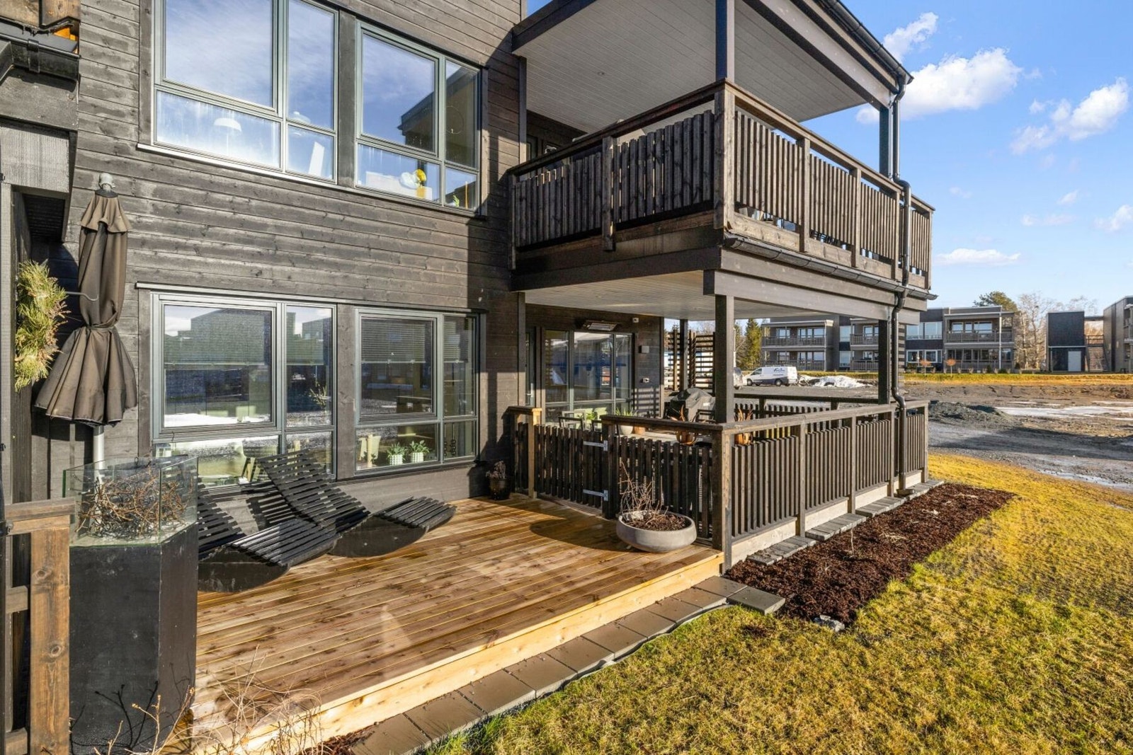 På denne flotte hjørneleiligheten har du hele 20 kvm terrasse, delvis takoverbygd. Galleribilde